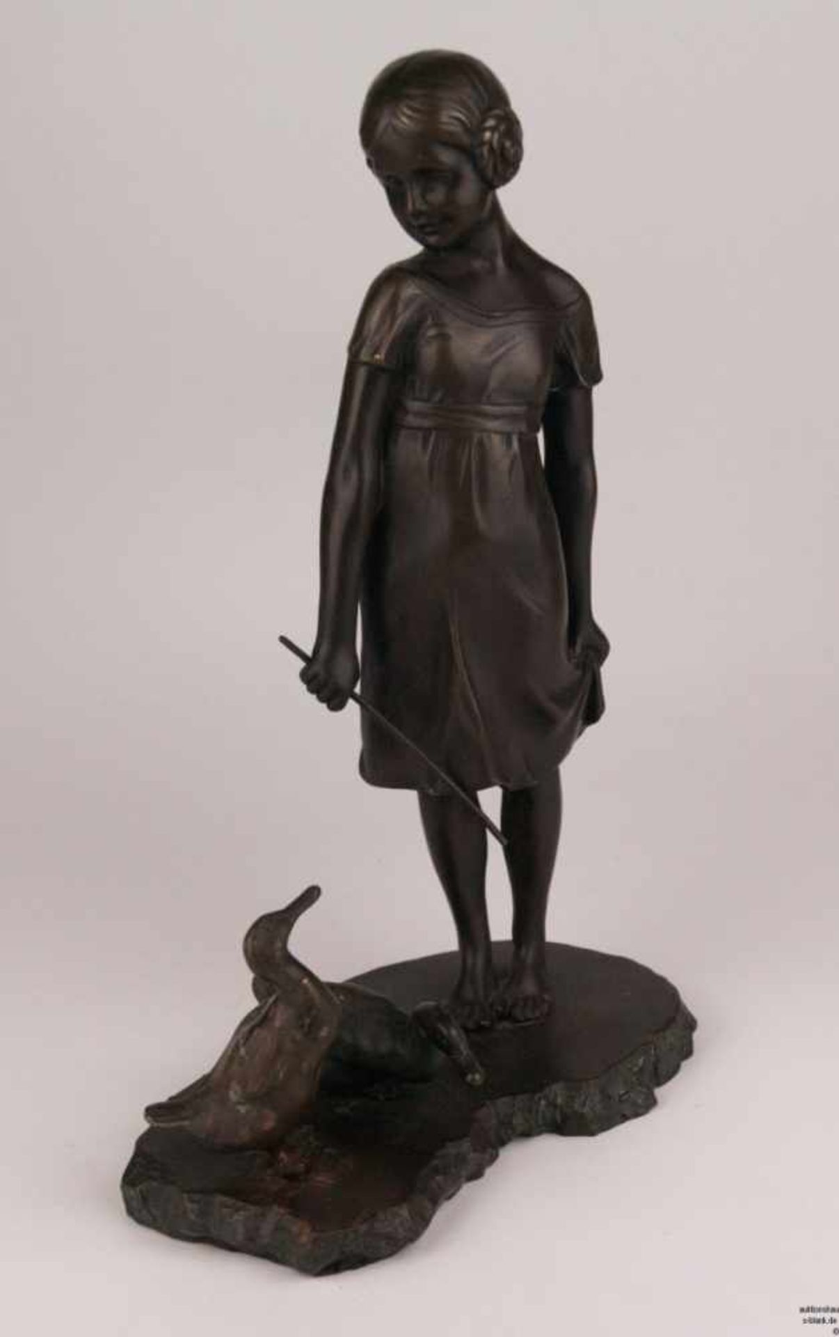 Junge Entenhirtin - Bronzefigur, Darstellung eines barfüßigen Mädchens mit Stock in der Hand, zu