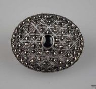 Brosche - Silber 925 gestempelt, Besatz mit Markasiten und zentralem facettiertem Onyx,L.ca.3,5cm,