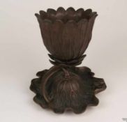 Vegetabiler Vasenstand - um 1900, patinierte Bronzenausformung in Gestalt einer naturalistisch