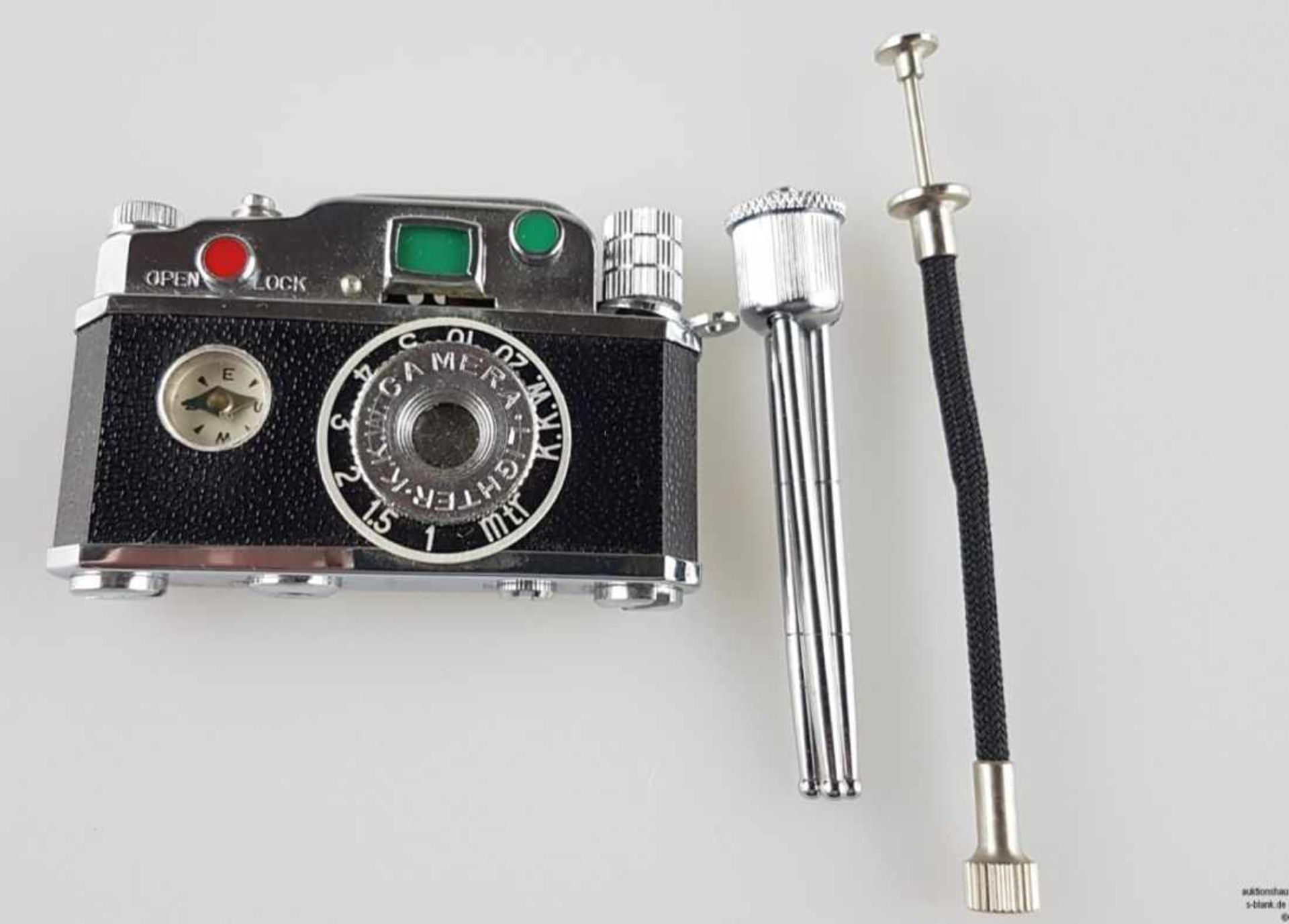 Feuerzeug - in Form einer Kamera, gem. "K.K.W. Camera Lighter",mit Kompass, mit Stativ und