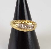 Diamantring - Gelbgold, Punze schwer lesbar,massiver Ringkopf mit Rhombus-Muster-Gravur, besetzt mit