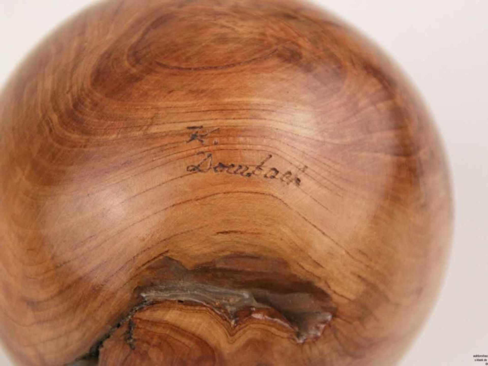 Schreibtischobjekt "Holzkugel" - schöne Holzmaserung, mit Rissen, Ritzsignatur 'K.Dornbach', D.ca. - Bild 4 aus 4