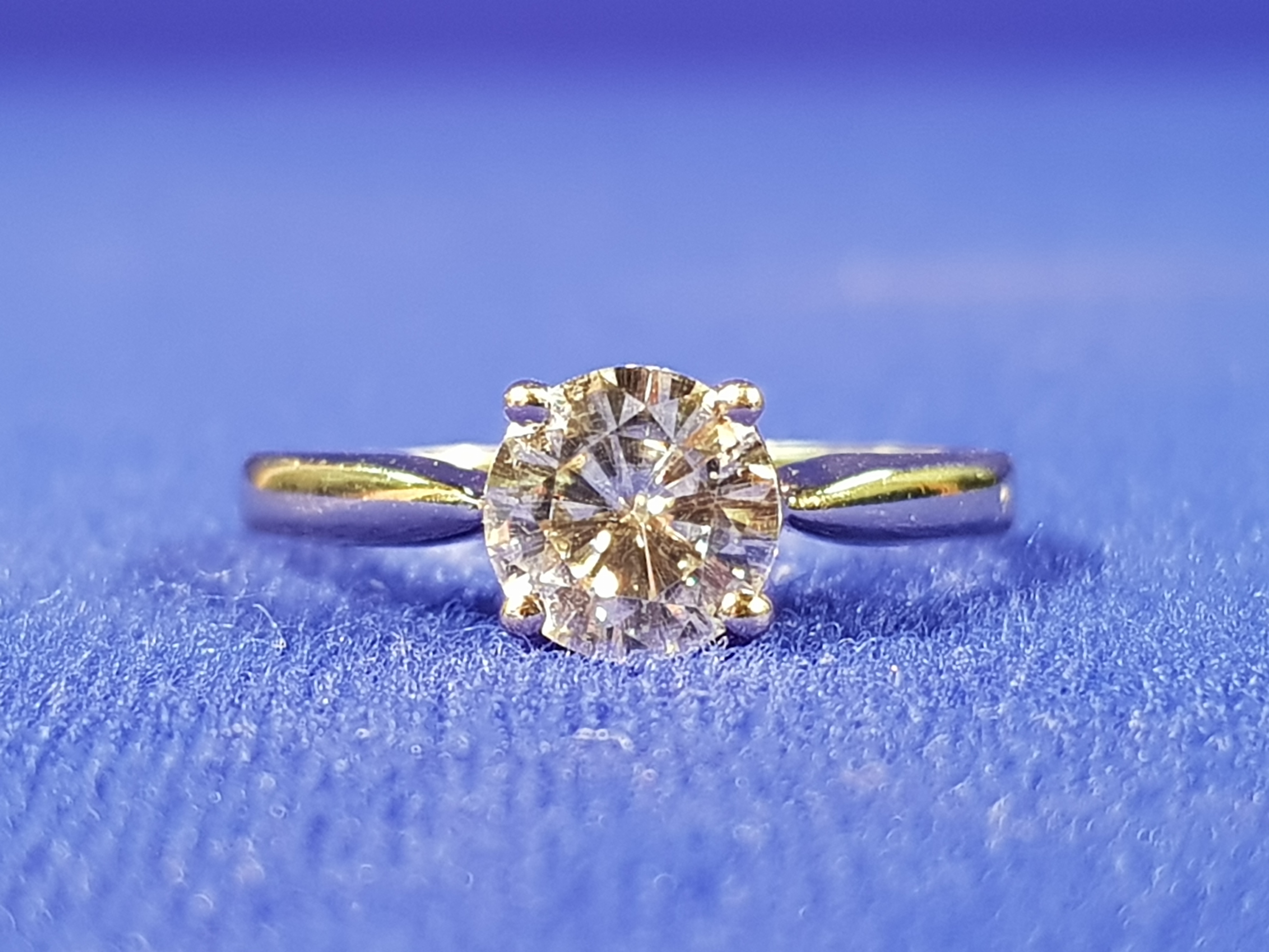 18CT WHITE GOLD DIAMOND SOLITAIRE RING WITH 1 CARAT OF DIAMOND - ACCOMPANIED WITH VALUATION OF £