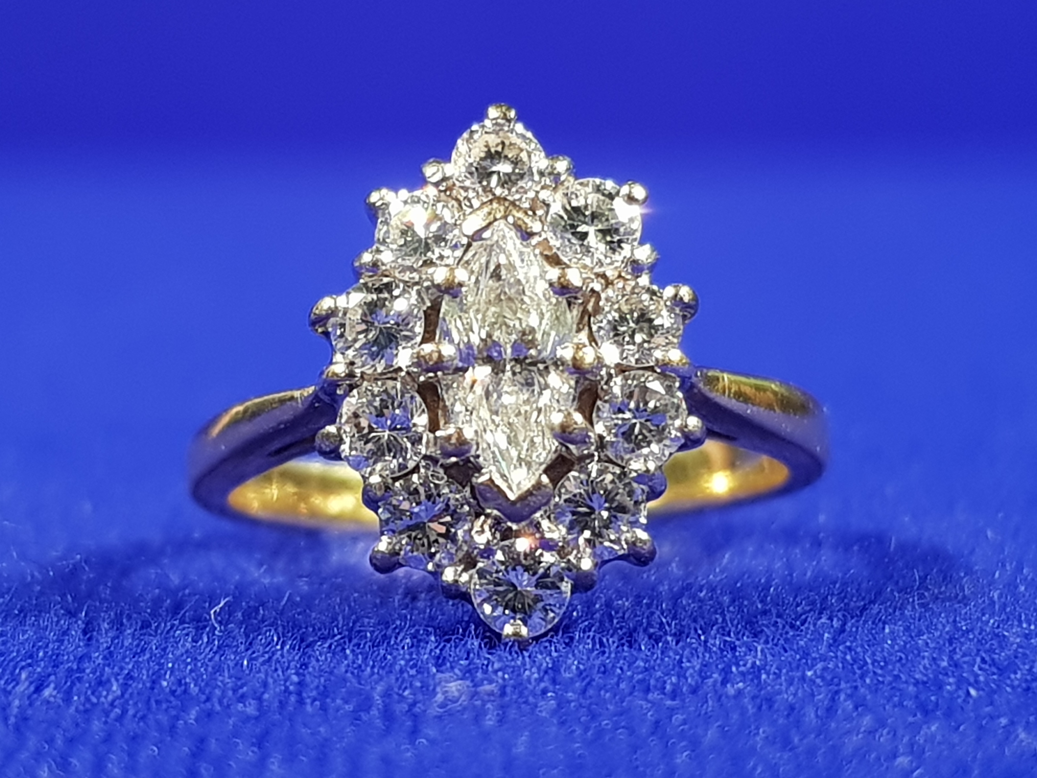 18CT GOLD & DIAMOND RING WITH 1 CARAT OF DIAMONDS IN A MARQUISE CLUSTER