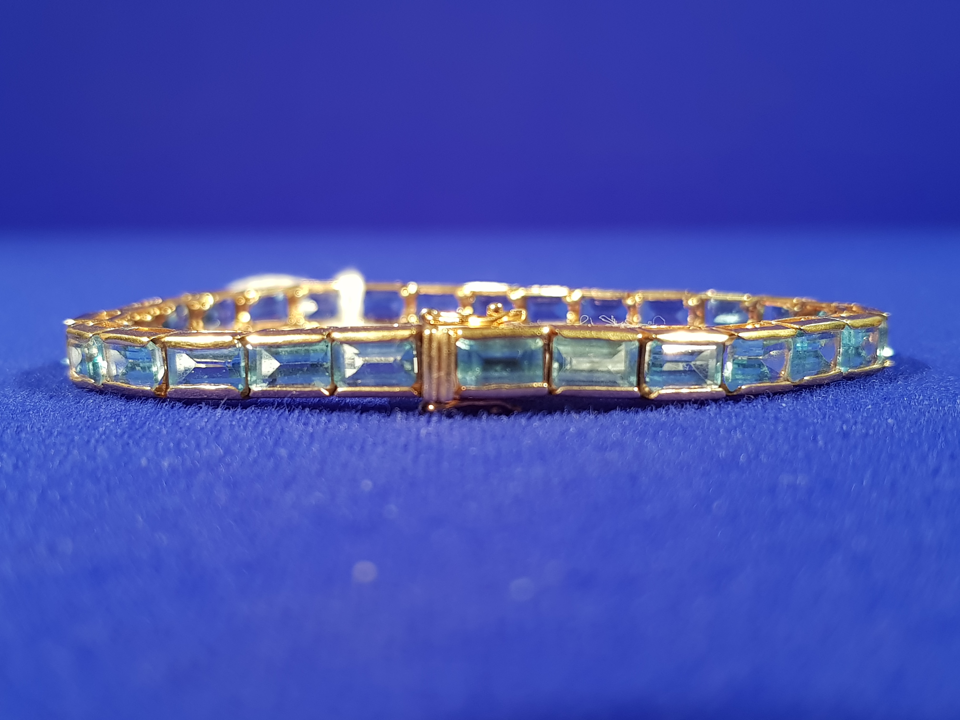 14CT GOLD - BLUE TOPAZ BRACELET