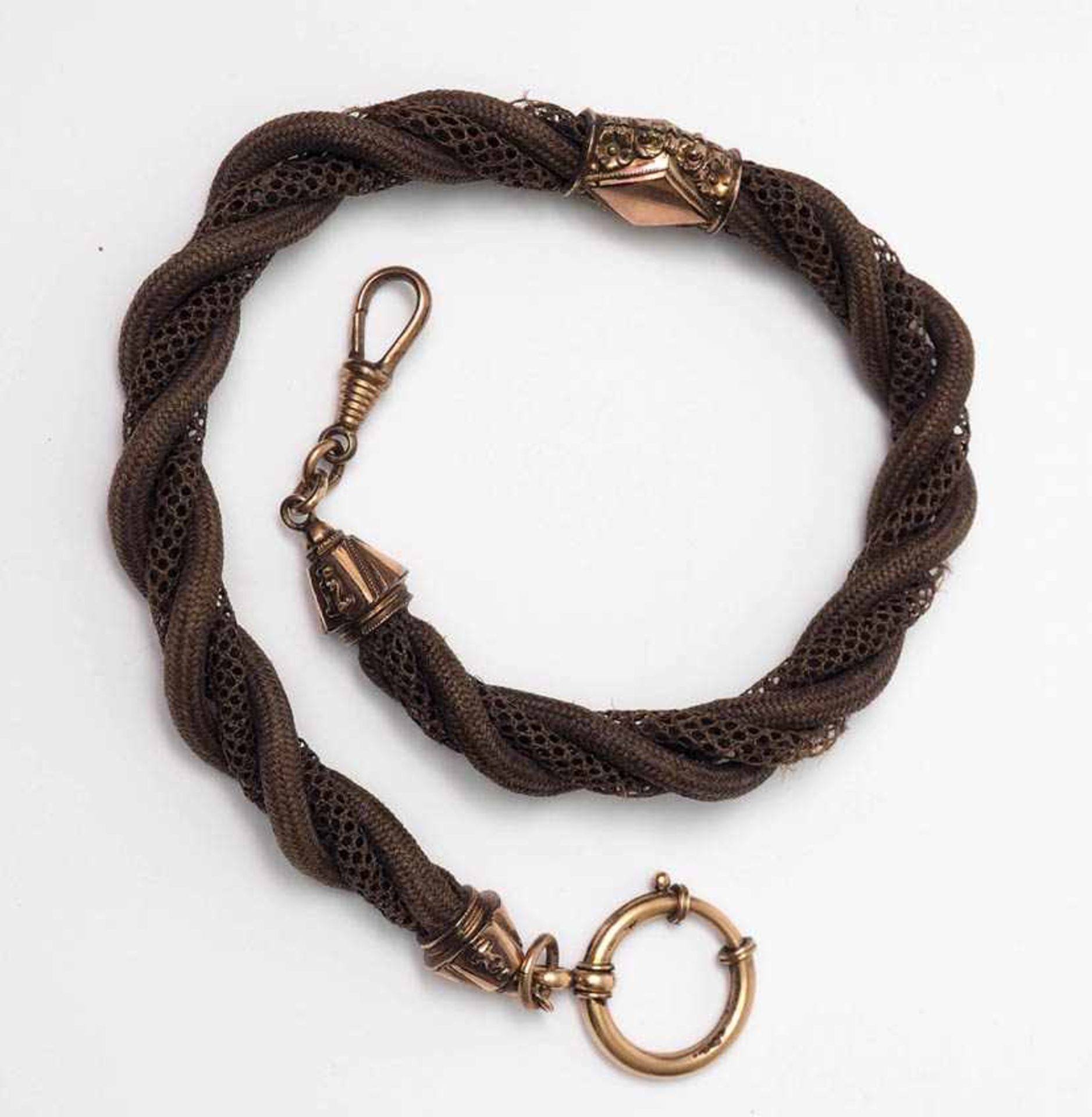 Taschenuhrenkette, 19.Jhdt. Geflochtenes Haar mit feuervergoldeten Montierungen. L.37cm.