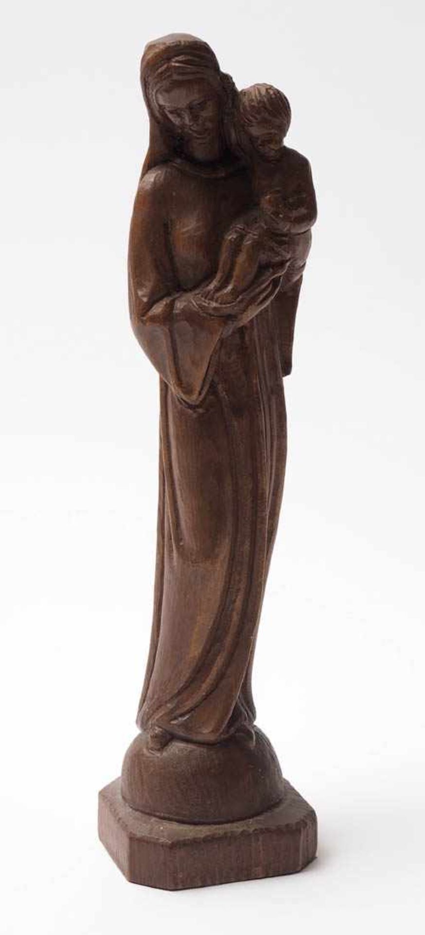 Figurine Achteckiger Sockel, darauf auf der Weltkugel stehende Madonna, den Jesusknaben im Arm