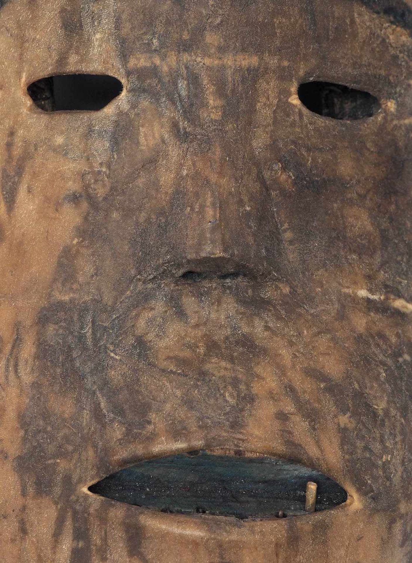 Maske, Afrika Geschnitztes Holz, mit Haut überzogen. Haare, Wimpern und Inneres des Mundes mit - Bild 3 aus 6