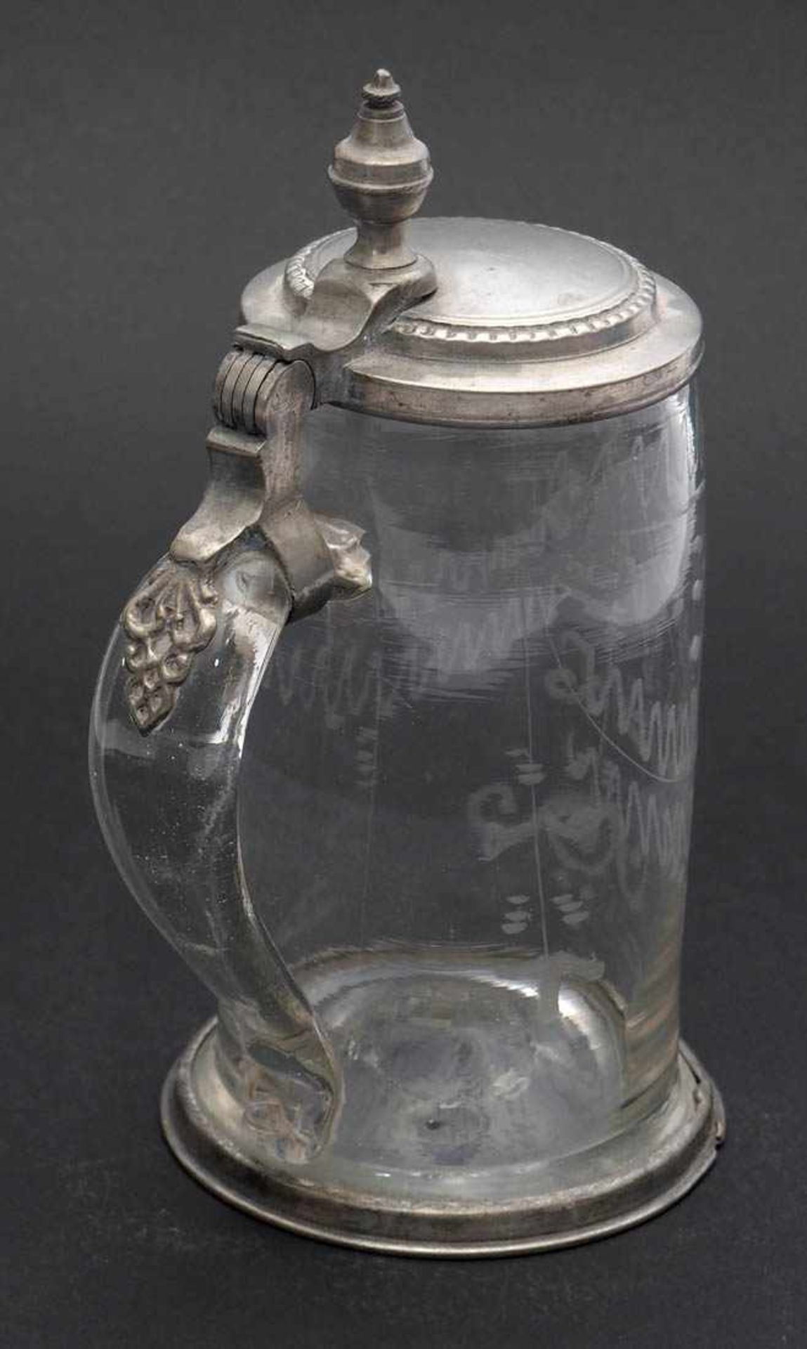 Bierkrug, 18./19.Jhdt. Zylindrischer Korpus aus schlierigem Glas mit gedrücktem Ohrenhenkel. Auf der - Bild 2 aus 4