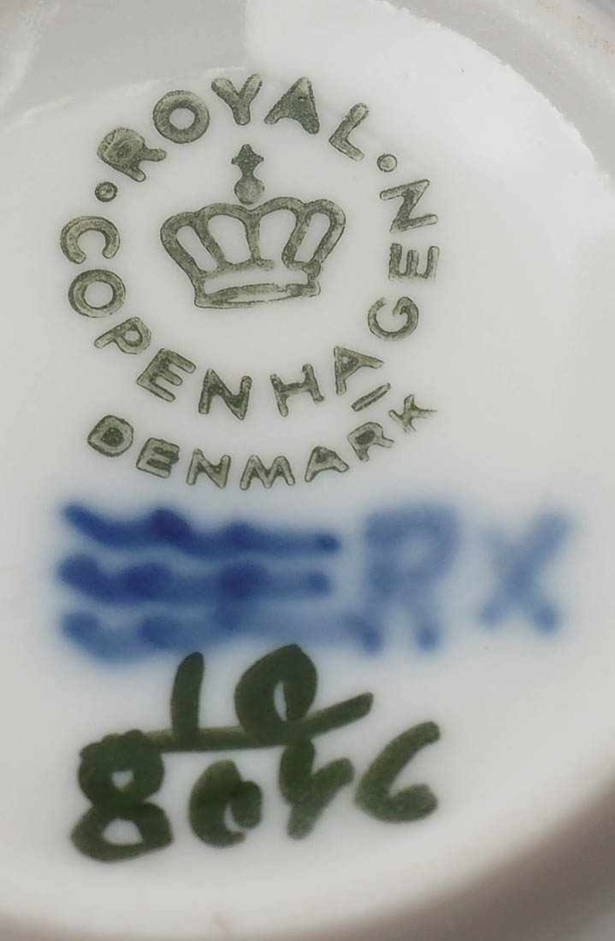 Zwei Mokkatassen, Royal Kopenhagen Form und Dekor blaue Blume bzw. Musselmalet. - Bild 2 aus 3