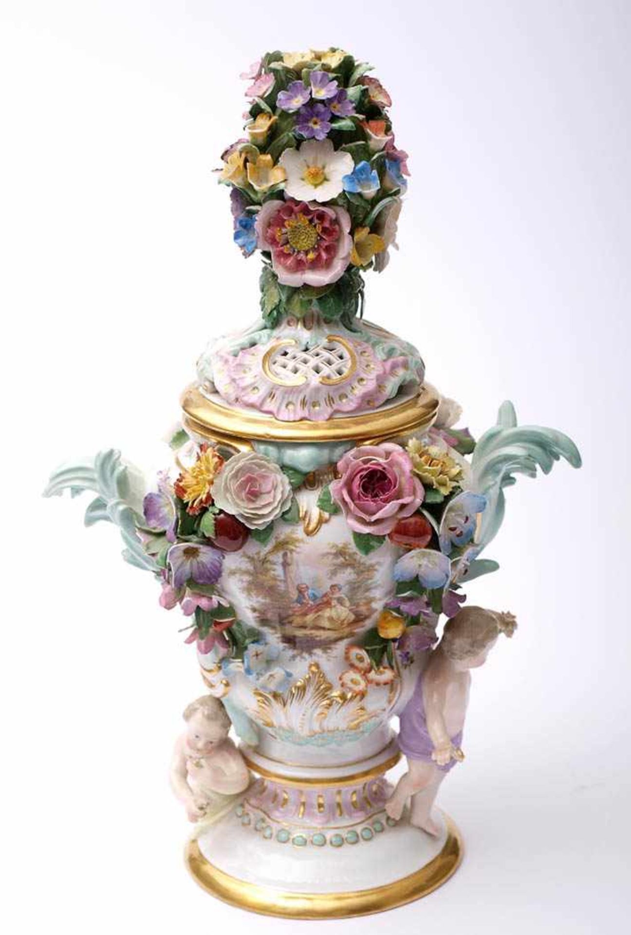 Potpourri-Vase, Meissen, 19.Jhdt. Auf reliefiertem, kegelförmigem Sockel kürbisförmiger Korpus,