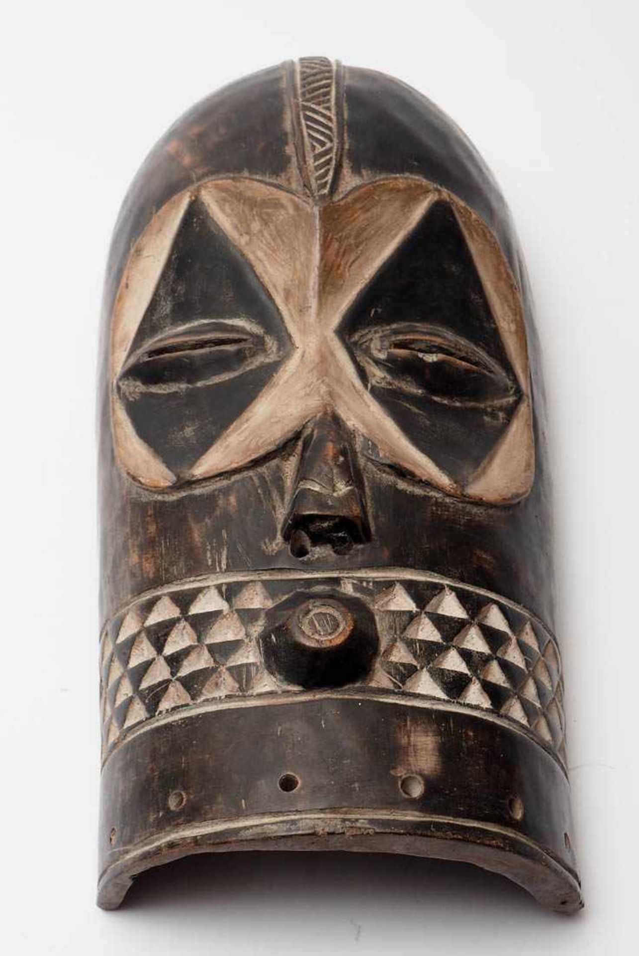 Kalunga-Maske, Wabembe, Demokratische Republik Kongo Stilisiertes Gesicht mit geometrischen - Bild 2 aus 3