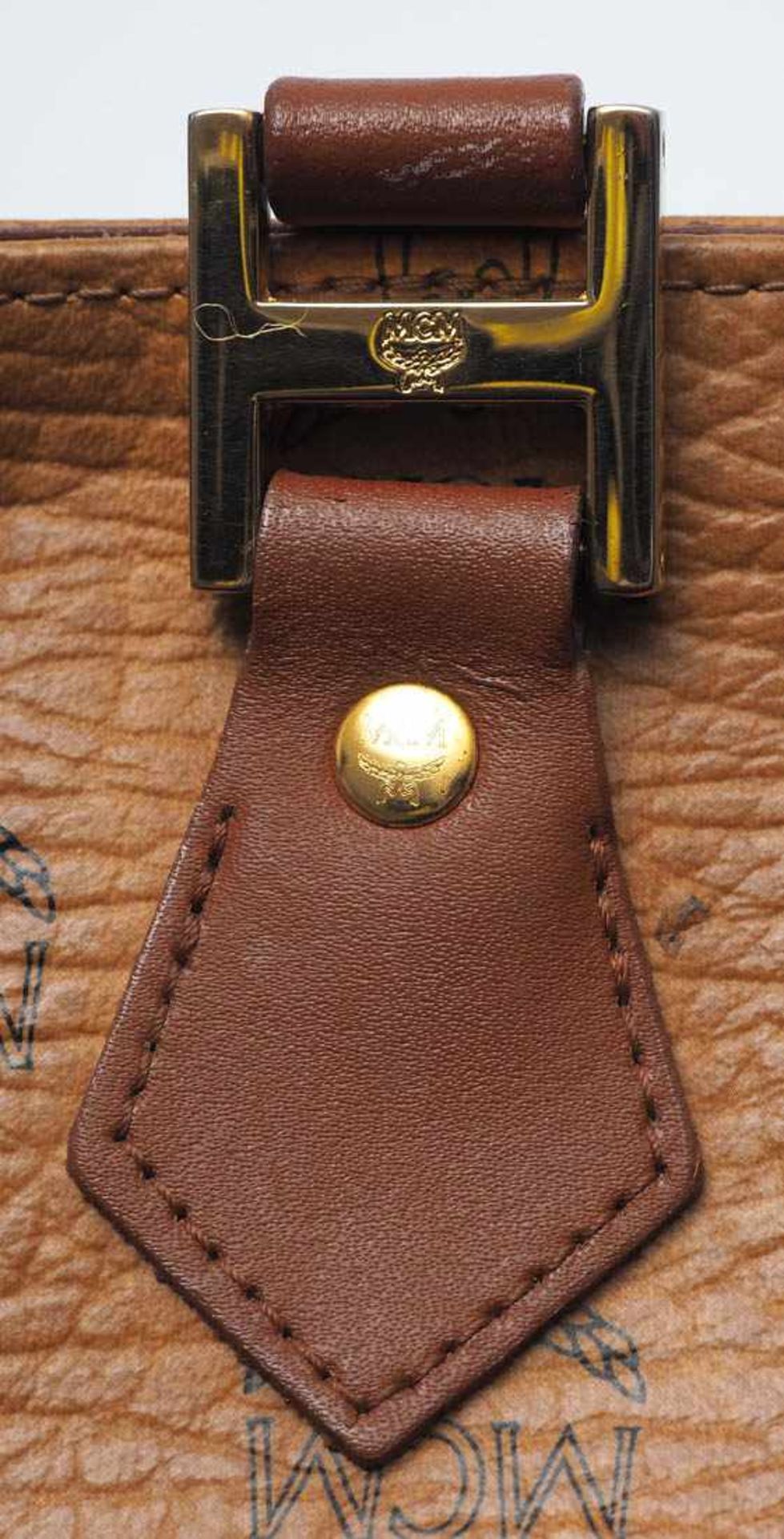 Handtasche, MCM Helles Leder, Beschläge aus vergoldetem Metall. Numeriert 17120. 25x31cm. Mit - Bild 4 aus 8