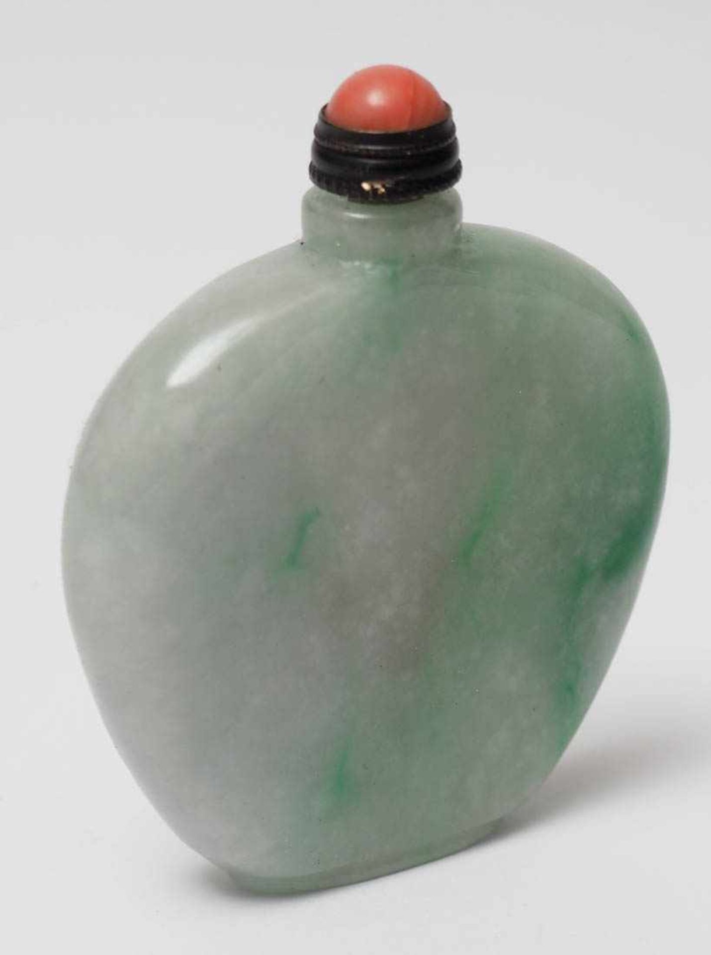 Snuffbottle, China, 20.Jhdt. Hellgrüne Jade, Stopfen mit Korallcabochon. H.6cm. - Bild 2 aus 3