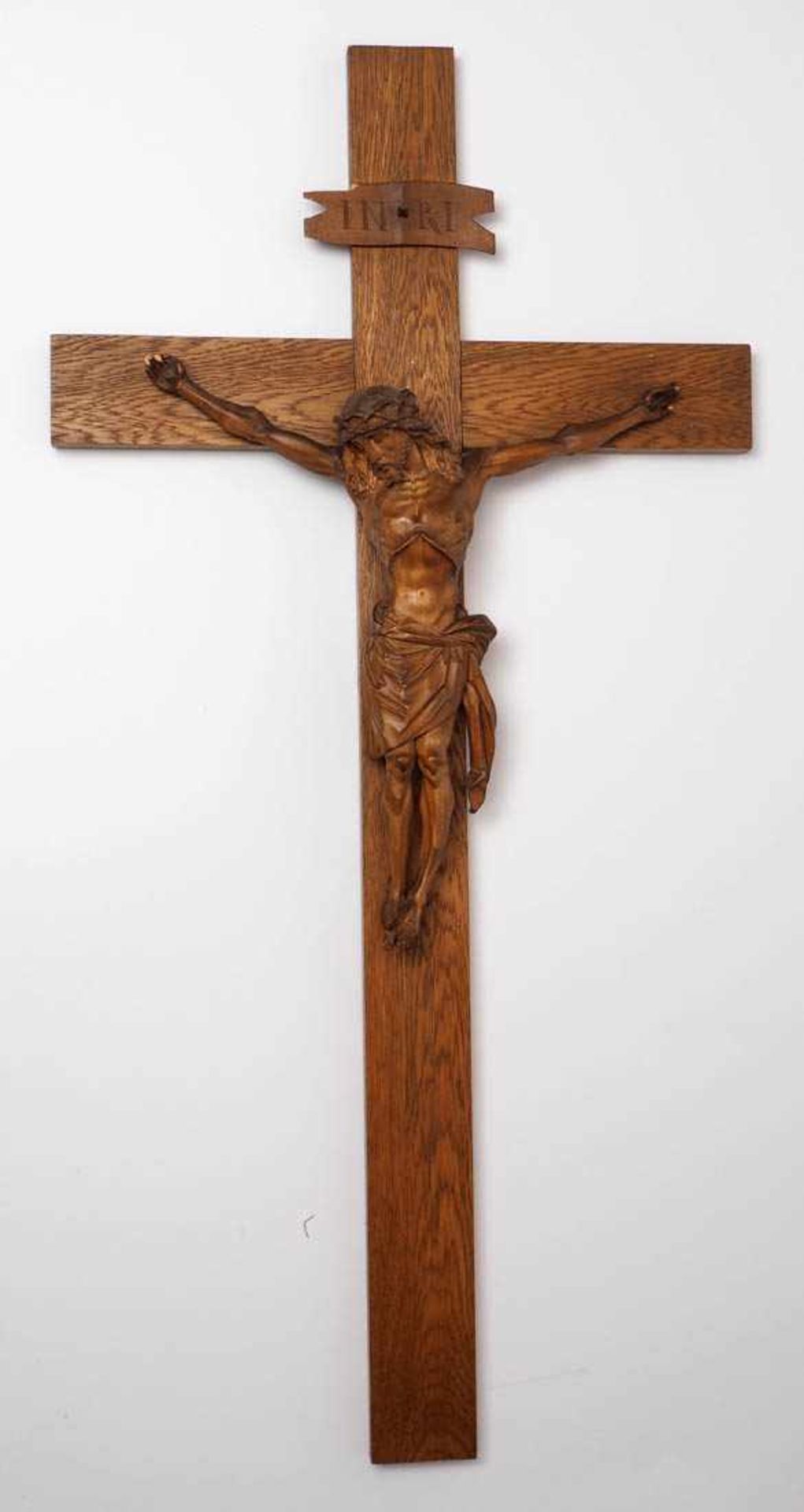 Kruzifix Glattes Eichenholzkreuz. Fein geschnitzter Christuskorpus aus Hartholz. H.90cm. Hände und