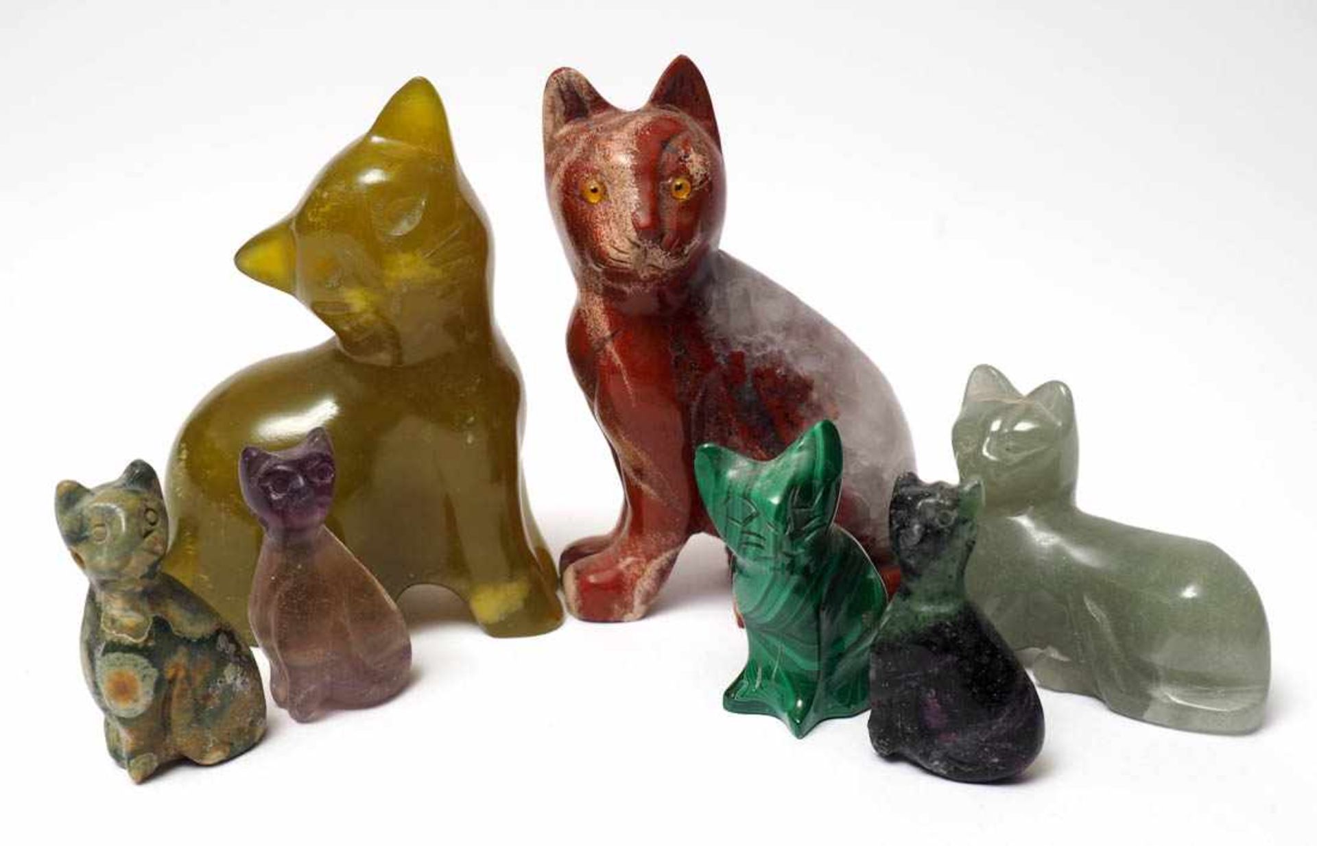 Sieben div. Katzenfiguren Aus verschiedenen Halbedelsteinen (Jade, Achat etc.). H.4-7cm.