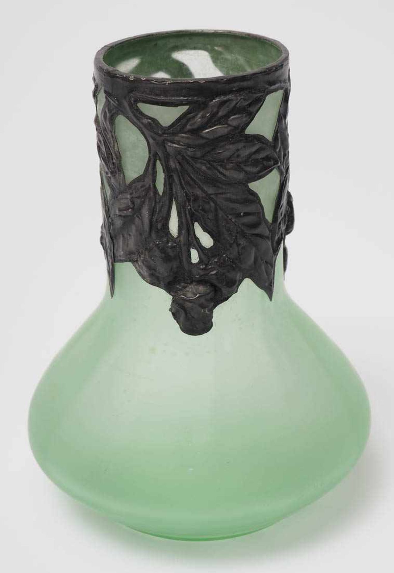 Vase, Frankreich, um 1910 Bauchiger Korpus mit breitem Hals aus geeistem, hellgrünem Glas. Hals