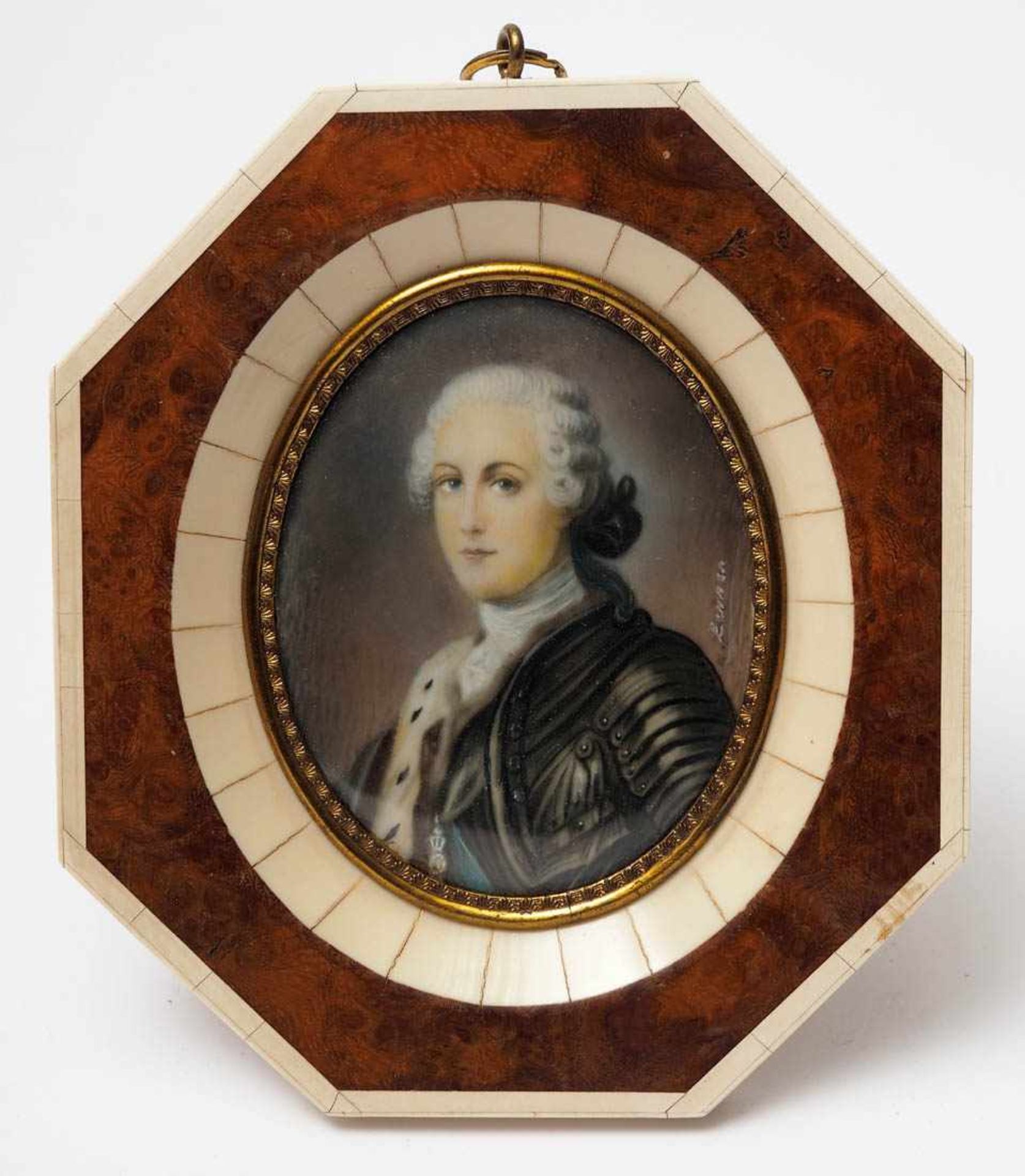Miniatur Brustbild von Ludwig XV in Harnisch mit Orden und Hermelin. Achteckiger Holzrahmen mit