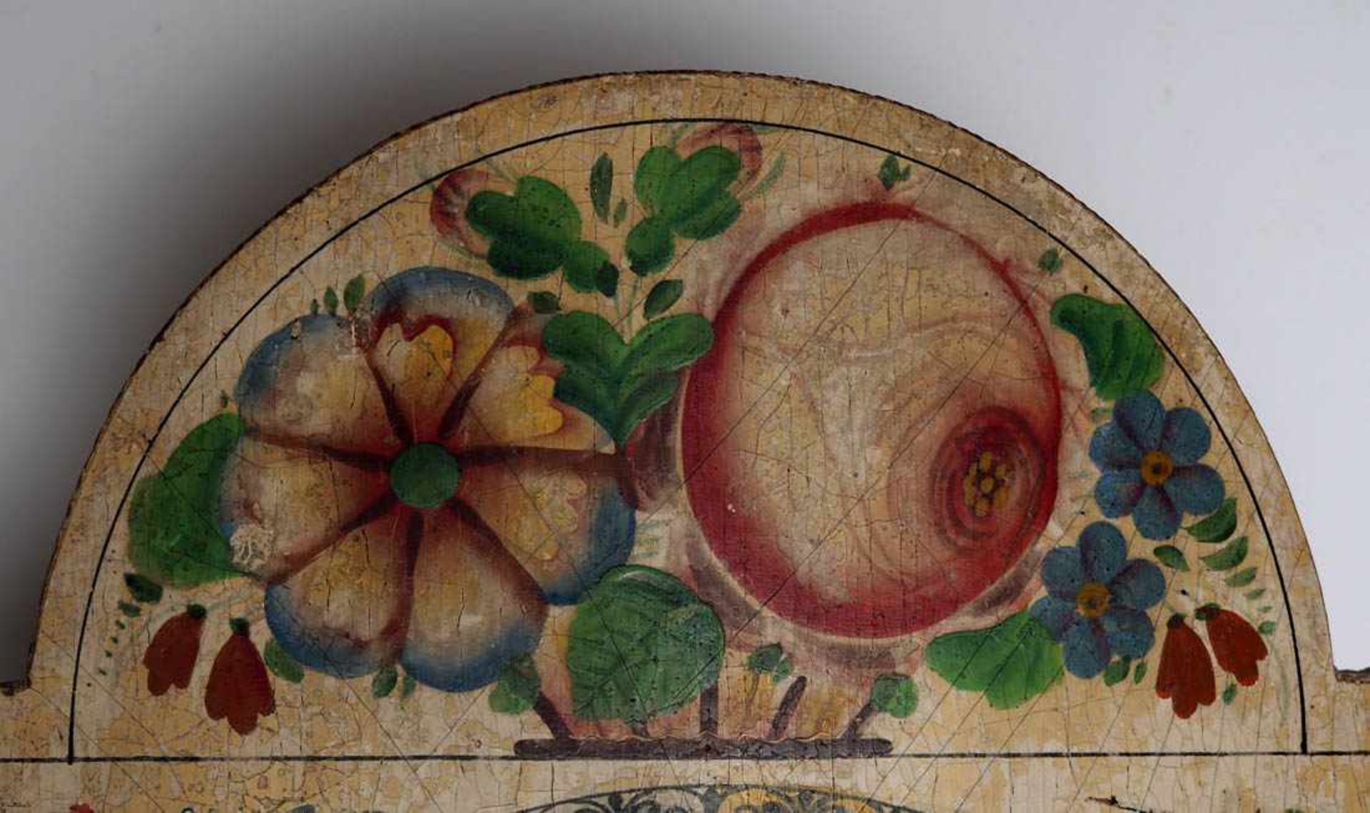 Schilderuhr, Schwarzwald, 19.Jhdt. Bogenschild mit Bauernrosen-Malerei. Zifferblatt mit römischen - Bild 3 aus 4