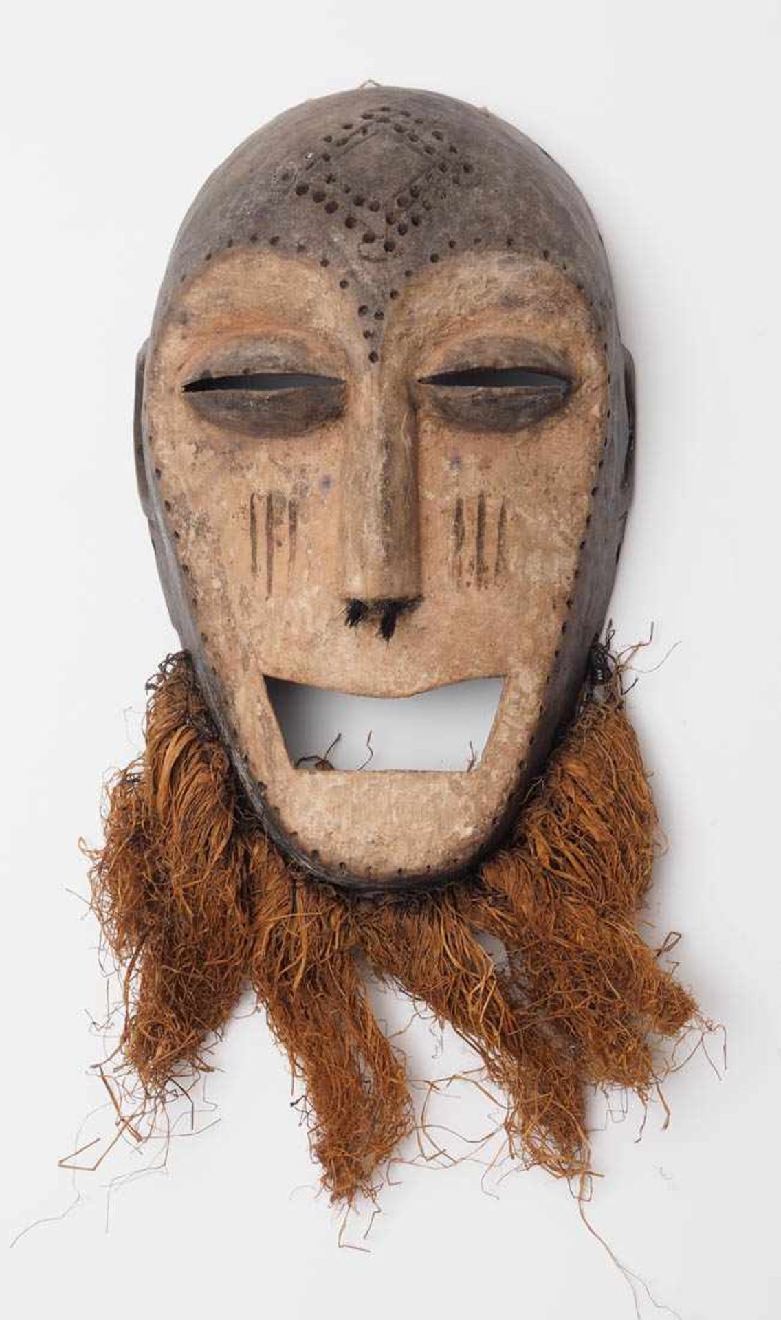 Maske, Lega, Demokratische Republik Kongo Stilisiertes Gesicht mit Bart aus Bast. Gekalktes Holz.