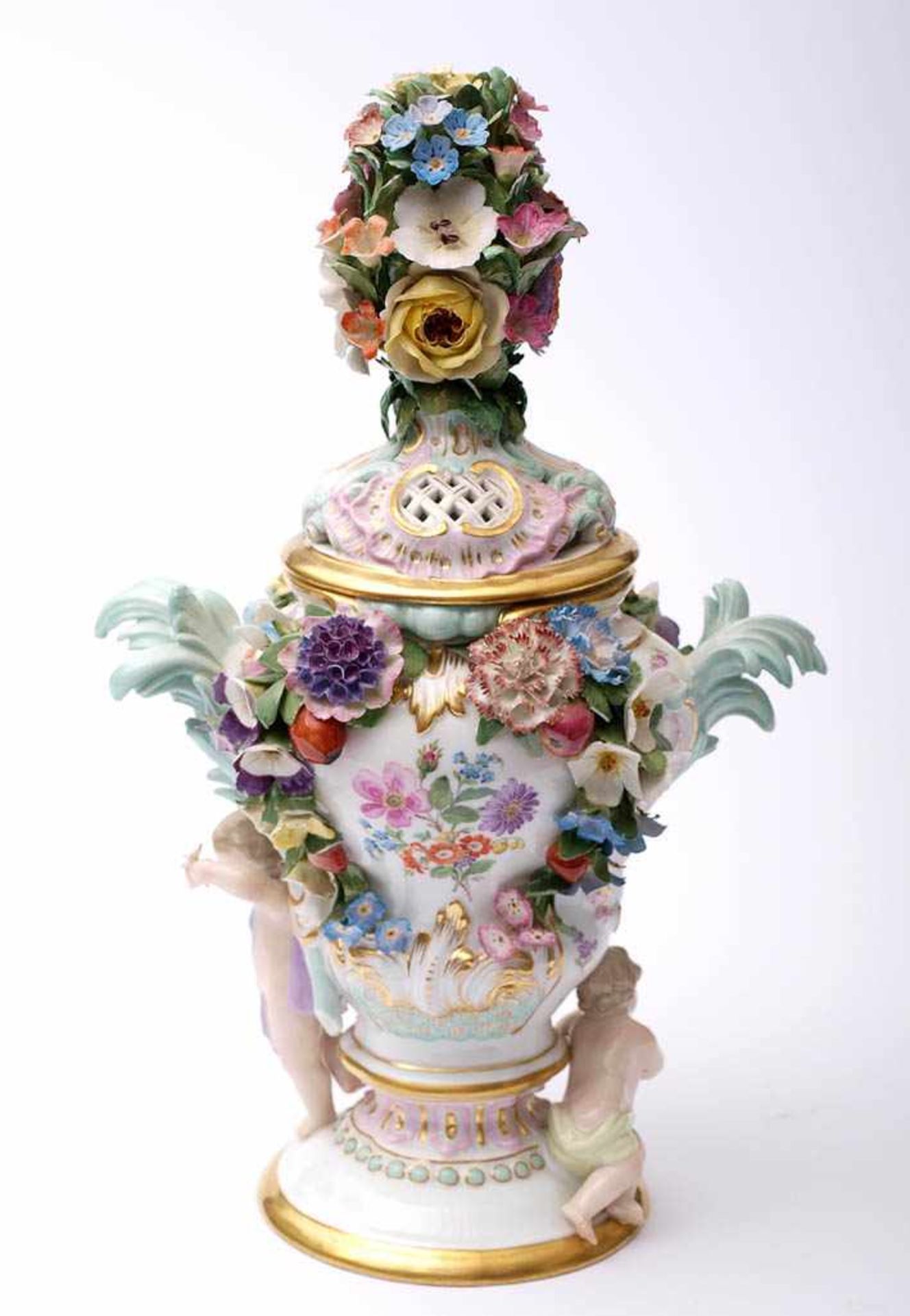 Potpourri-Vase, Meissen, 19.Jhdt. Auf reliefiertem, kegelförmigem Sockel kürbisförmiger Korpus, - Bild 2 aus 8