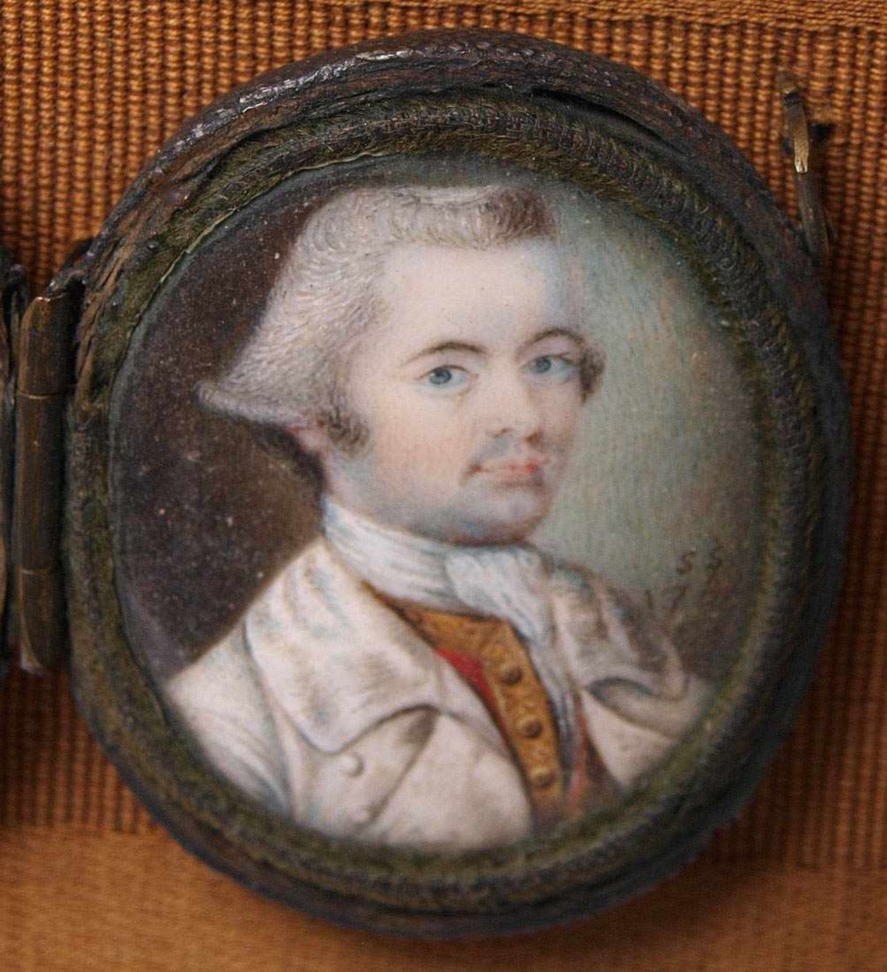 Miniatur, um 1760 Brustbild eines Herrn mit gepudertem Haar. Er trägt unter dem weißen Gehrock - Bild 2 aus 3