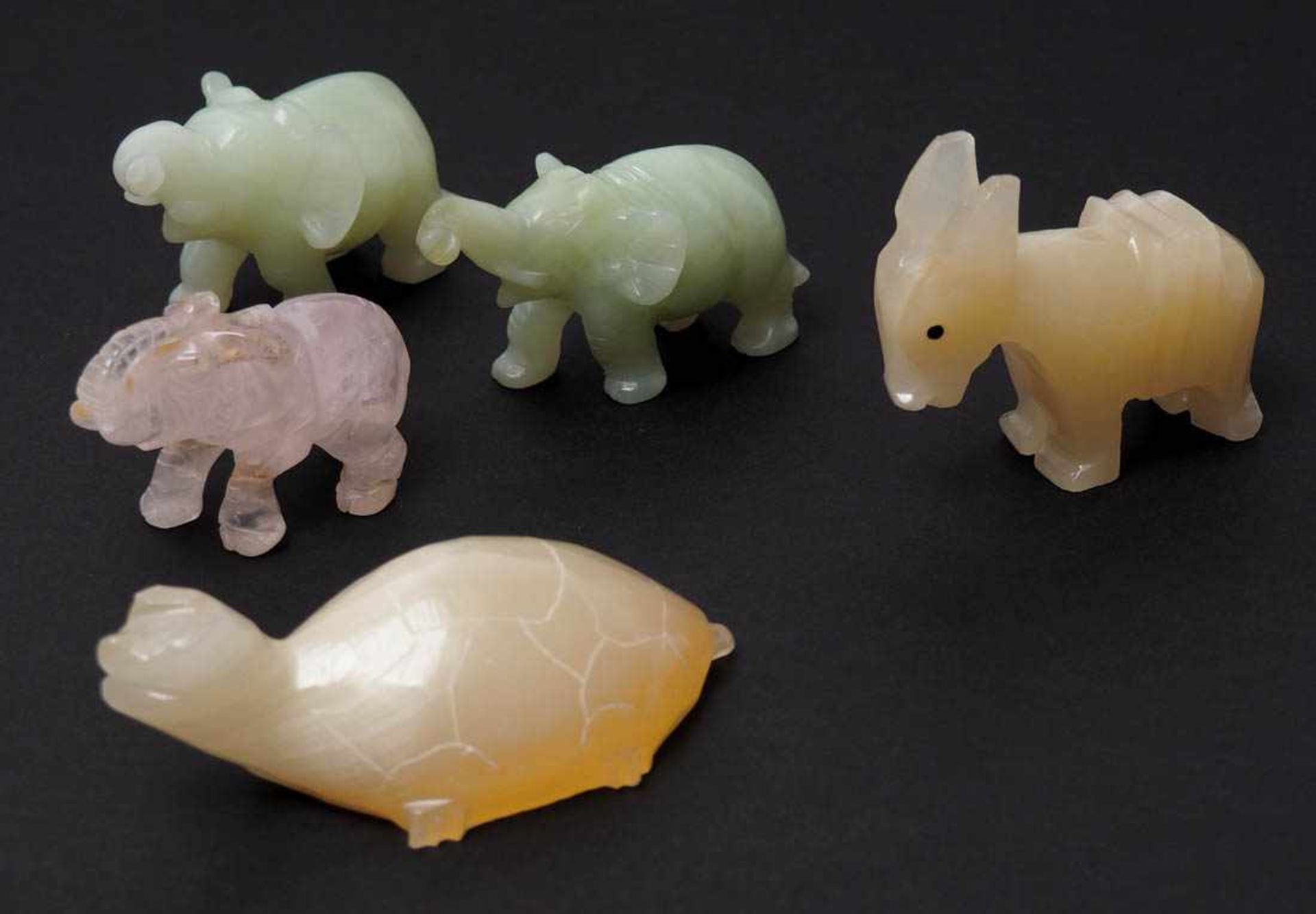 Fünf Tierfiguren Drei Elefanten, ein Esel und eine Schildkröte. Rosenquarz, Jade bzw. Onyx.