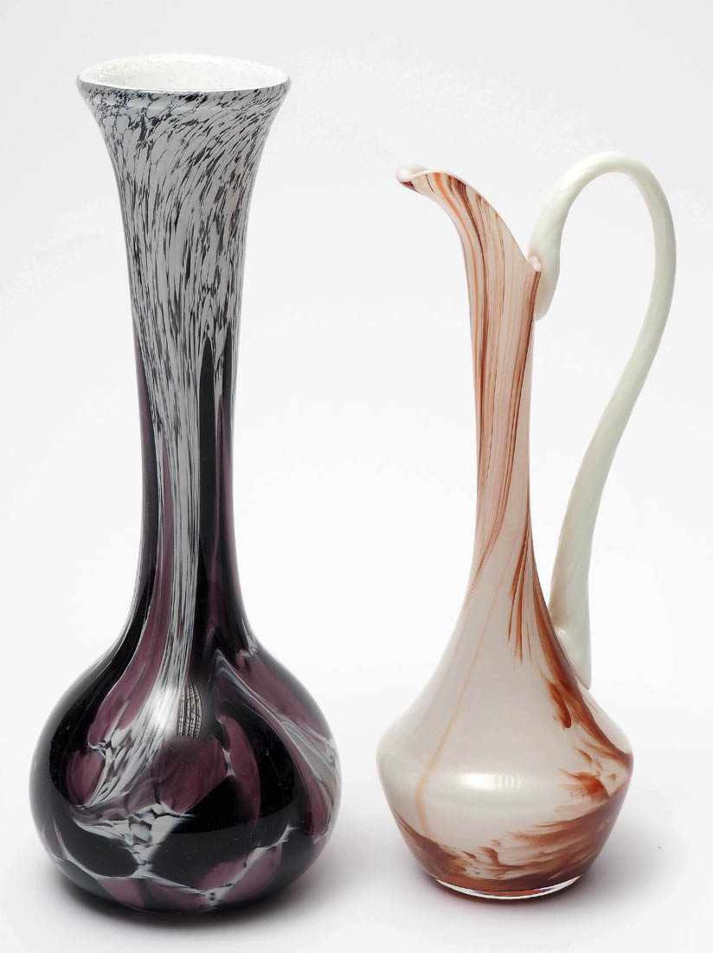Zwei Vasen, Murano, 70er Jahre Eine keulenförmig, die andere in schlanker Krugform. Klares Glas