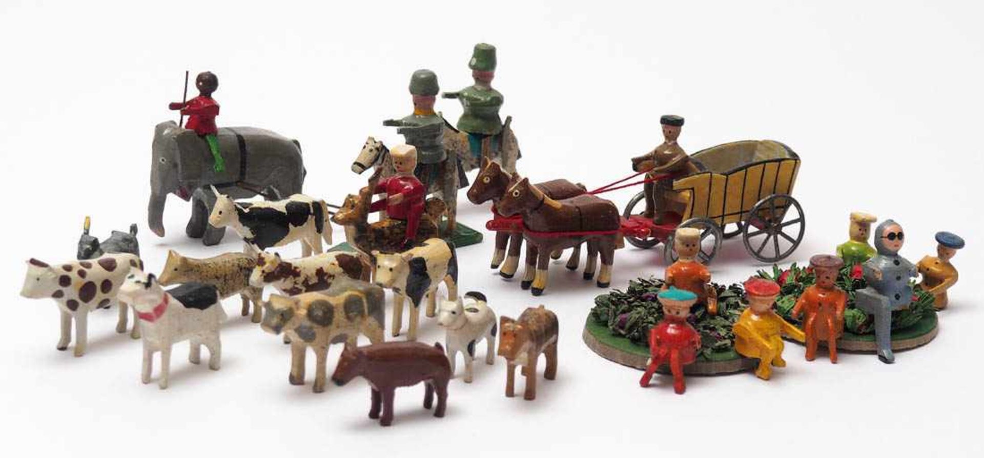 Konvolut Figuren, Erzgebirge, um 1900 Pferdewagen mit Kutscher, zahlreiche Tiere, sitzende Figuren