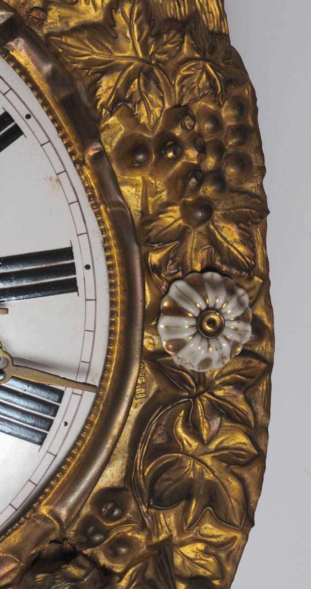 Comtoise-Uhr, 2. Hälfte 19.Jhdt. Metallgespindeltes Werk mit Schlag auf Glocke. Ovale Blende aus - Bild 6 aus 8