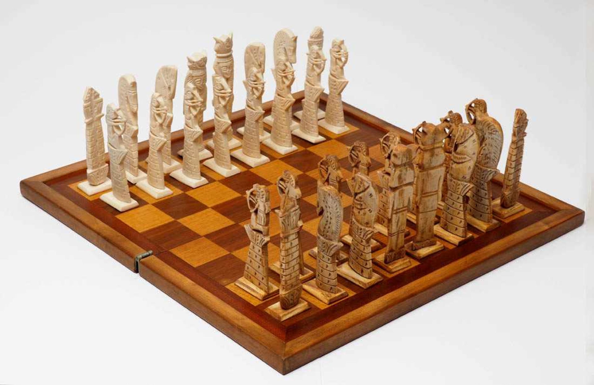 Schachspiel, Ägypten Figuren aus Bein. H. des Königs 15,5cm. Dazu intarsiertes Brett.
