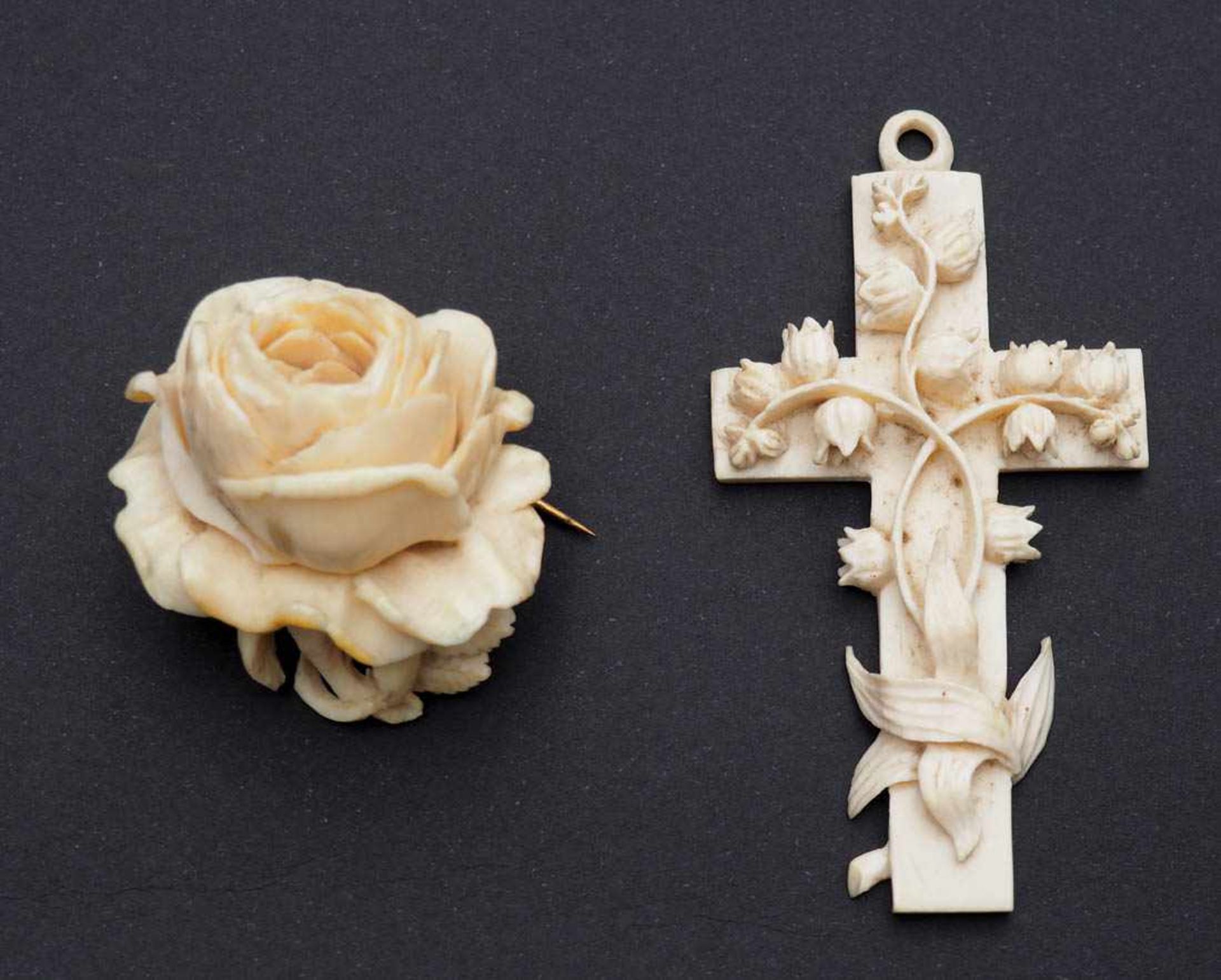 Zwei Erbacher Elfenbeinschnitzereien, 19.Jhdt. Große Rose mit Stängeln und Blättern, dazu Kruzifix