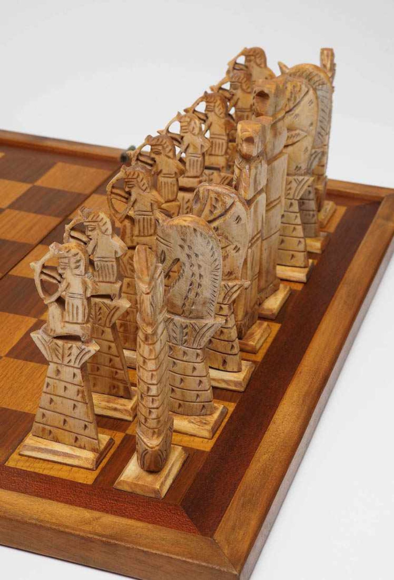 Schachspiel, Ägypten Figuren aus Bein. H. des Königs 15,5cm. Dazu intarsiertes Brett. - Image 3 of 10