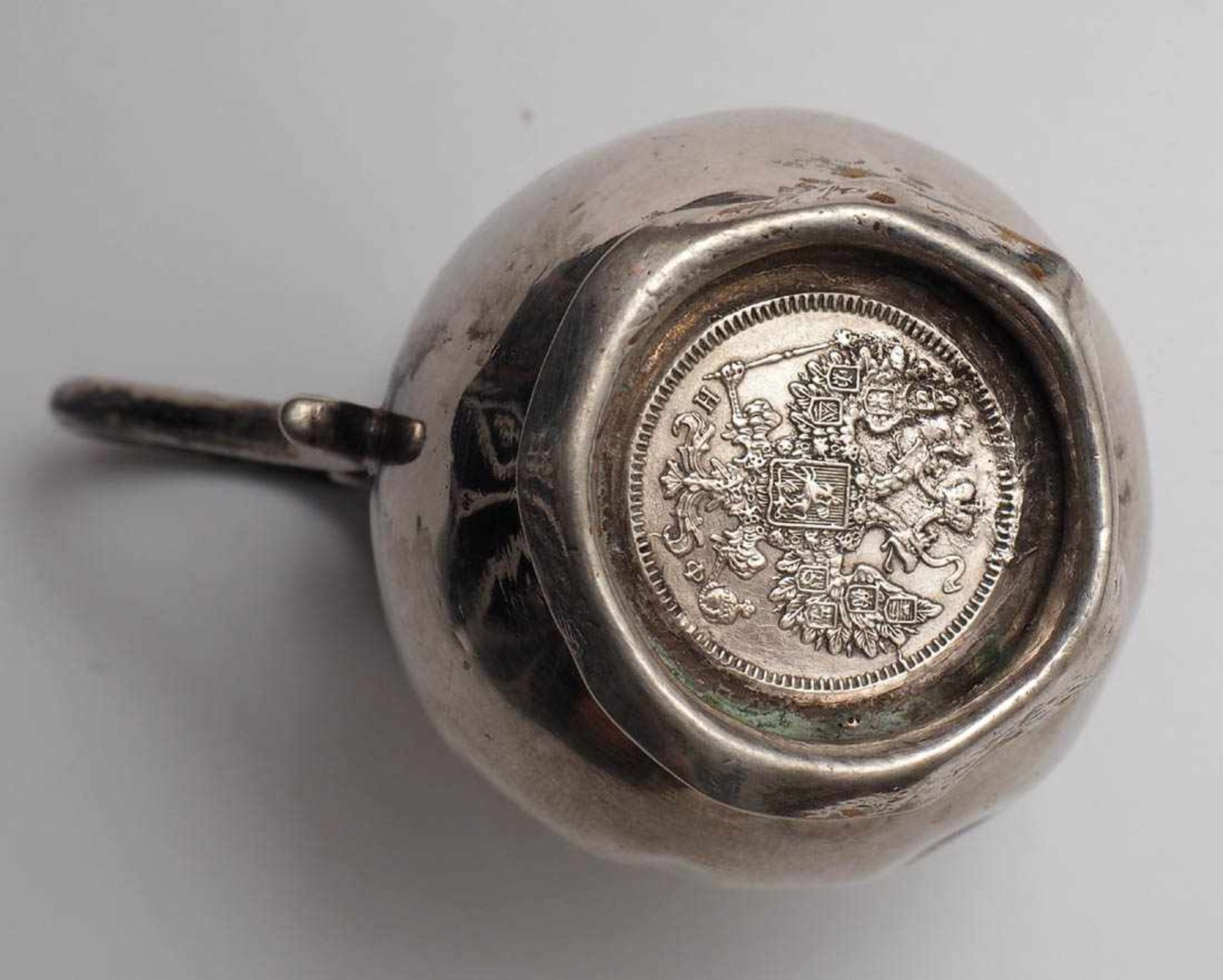 Miniaturkännchen, Russland, 1864 Birnenförmiger Korpus, als Boden russische Silbermünze. H.6cm, Gew. - Bild 3 aus 4