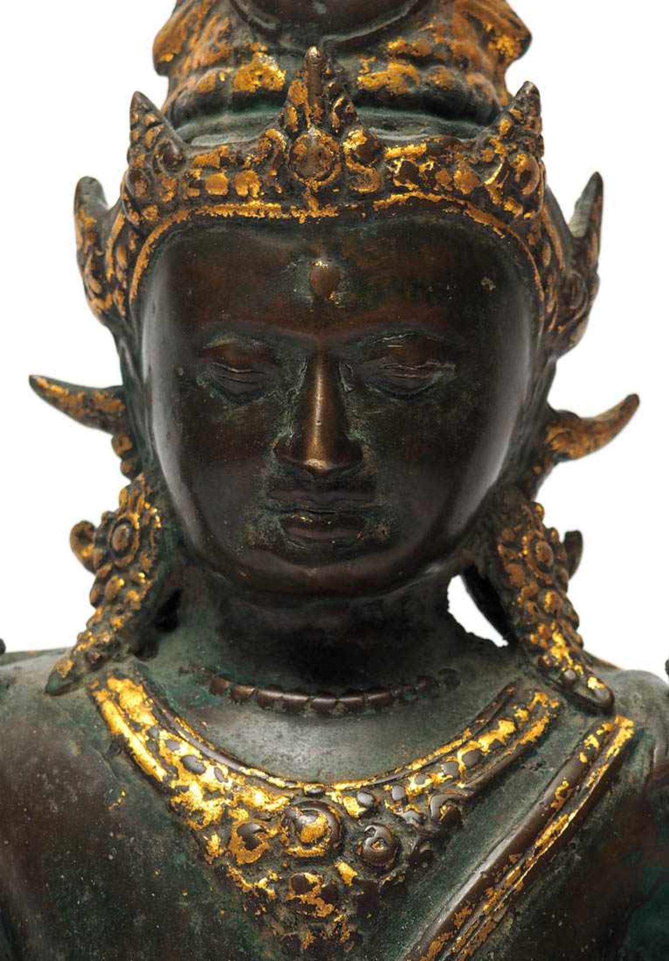 Götterfigur, 19.Jhdt. Wahrscheinlich die hinduistische Göttin Lakshmi. Teilvergoldet. H.28cm, B. - Bild 4 aus 5