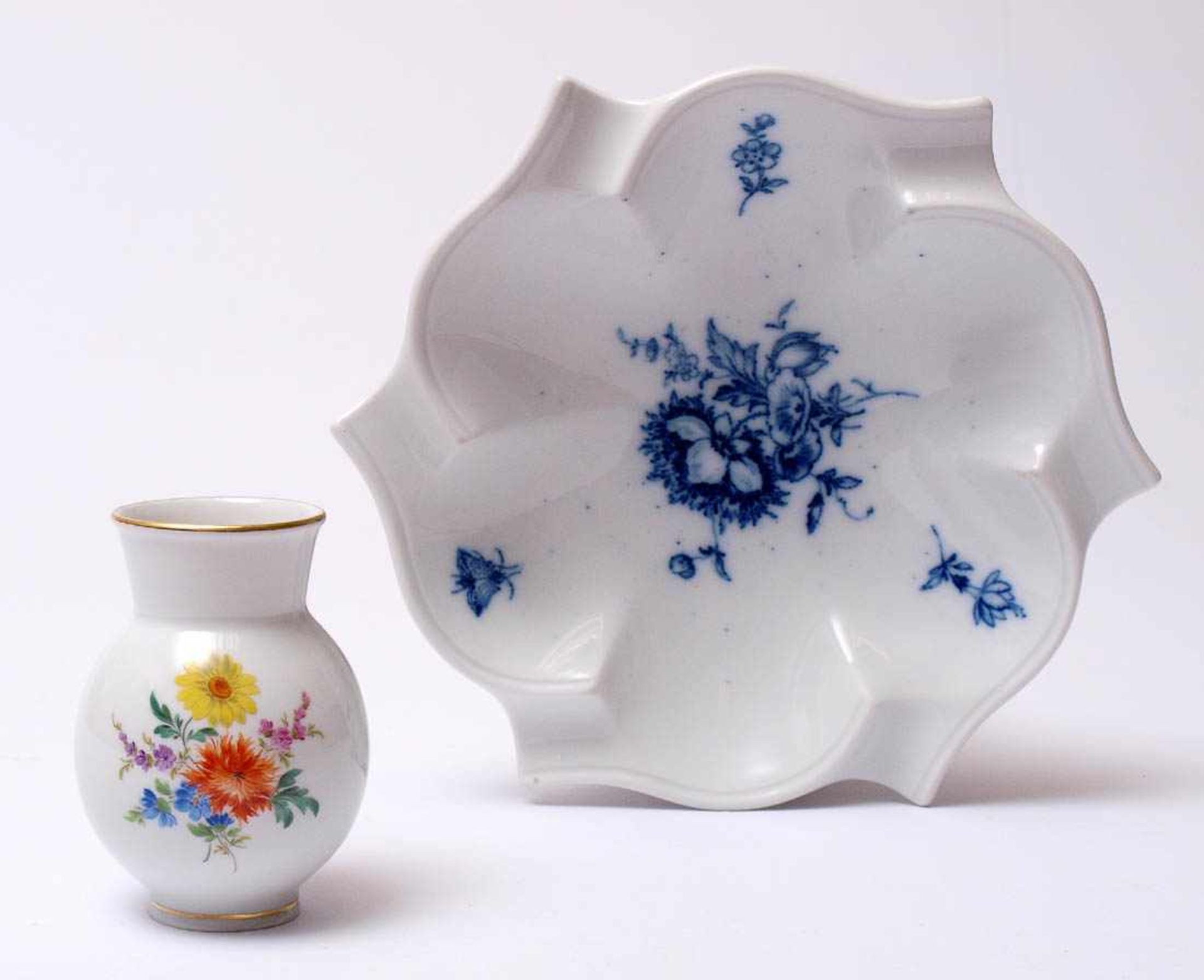 Konvolut, Meissen Schale (Dekor blaue Blume mit Schmetterlingen, Marke mit vier Durchschliffen,