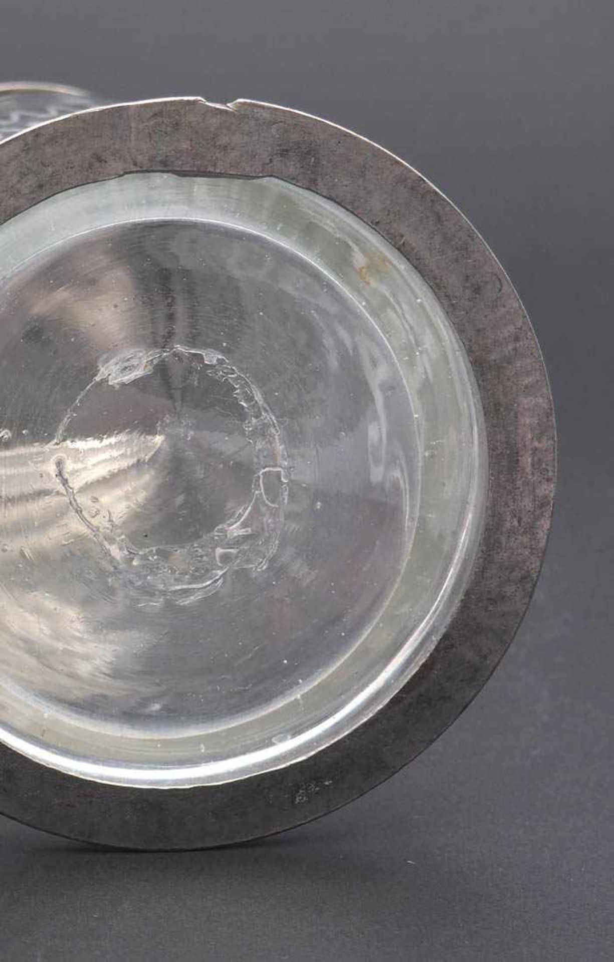 Bierkrug, 18./19.Jhdt. Zylindrischer Korpus aus schlierigem Glas mit gedrücktem Ohrenhenkel. Auf der - Bild 4 aus 4
