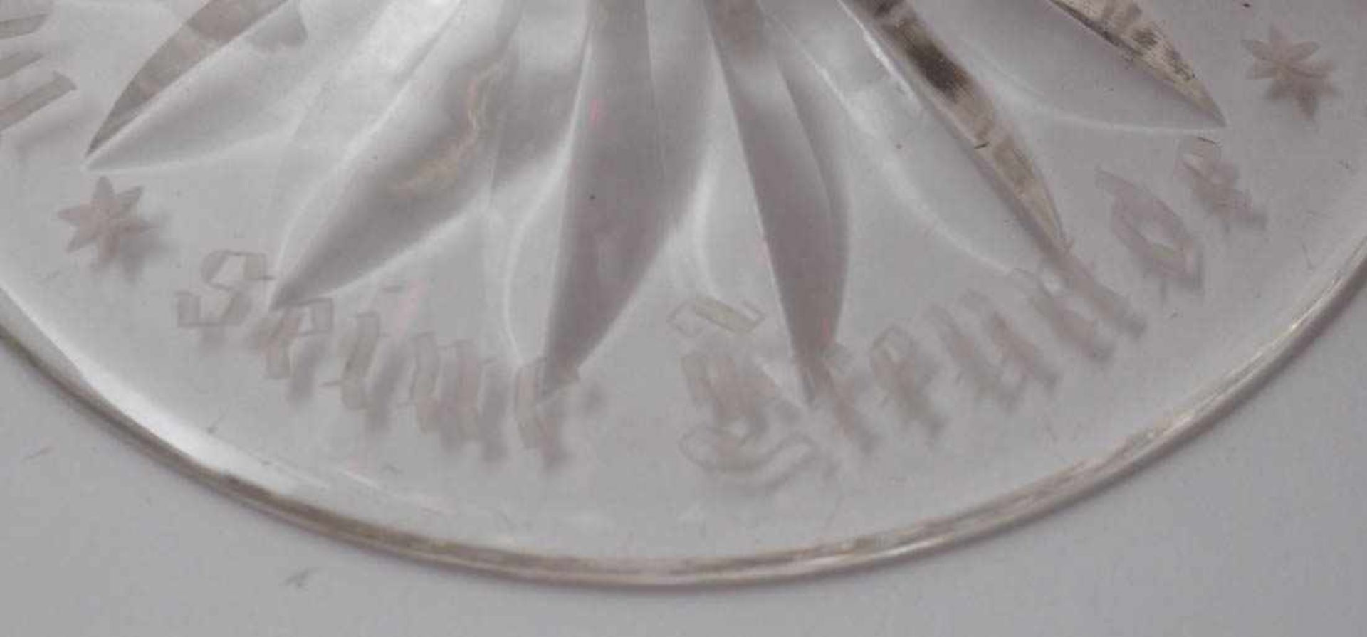 Pokalglas, dat. 1941 Flacher Standfuß mit großem Bodenstern, sechskantiger Schaft, konische Kuppa - Bild 3 aus 3