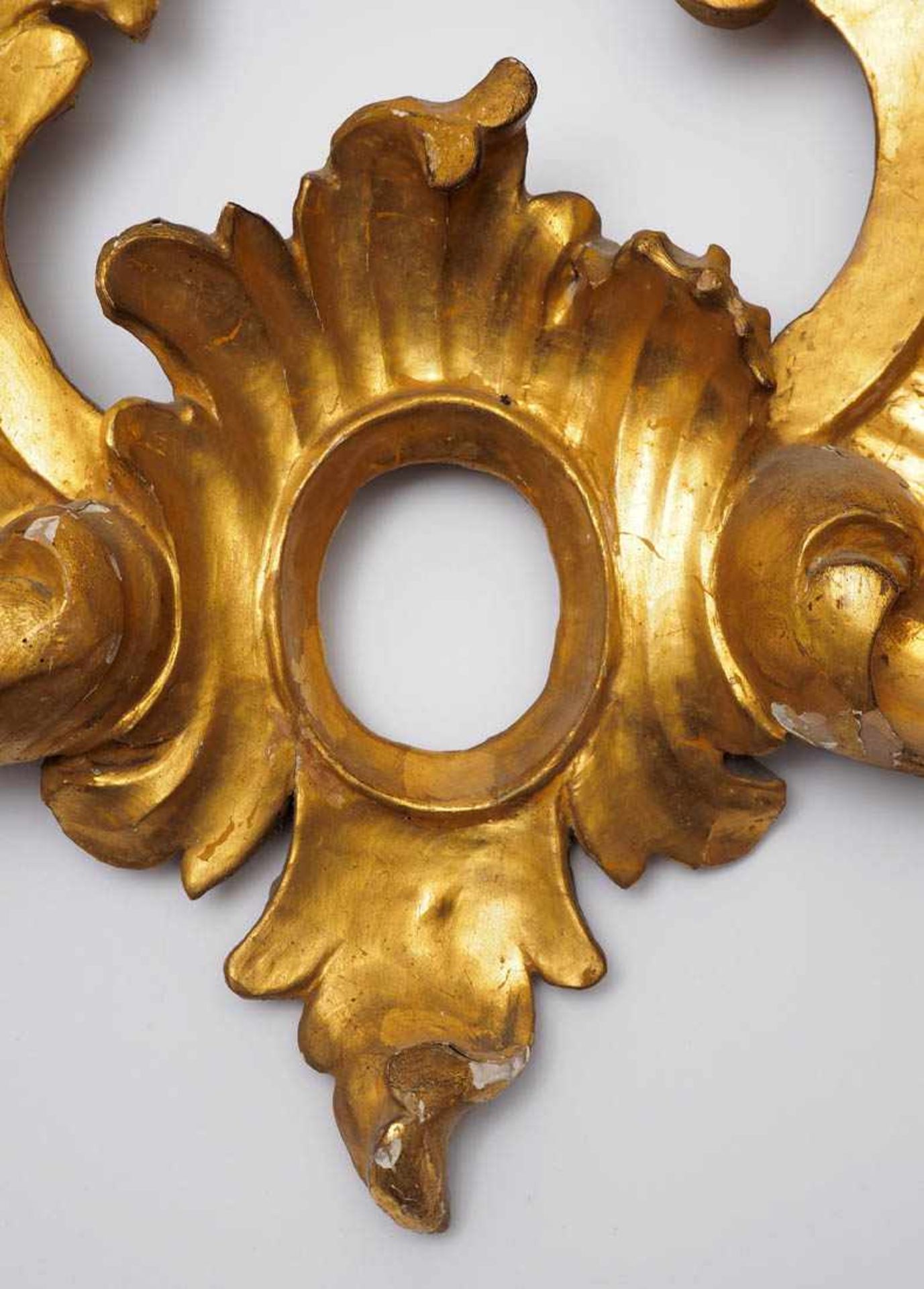 Große Barockvolute, 18.Jhdt. Lindenholz mit Blatt- und Ölvergoldung. Provenienz: Kloster Wimpfen, - Bild 2 aus 9