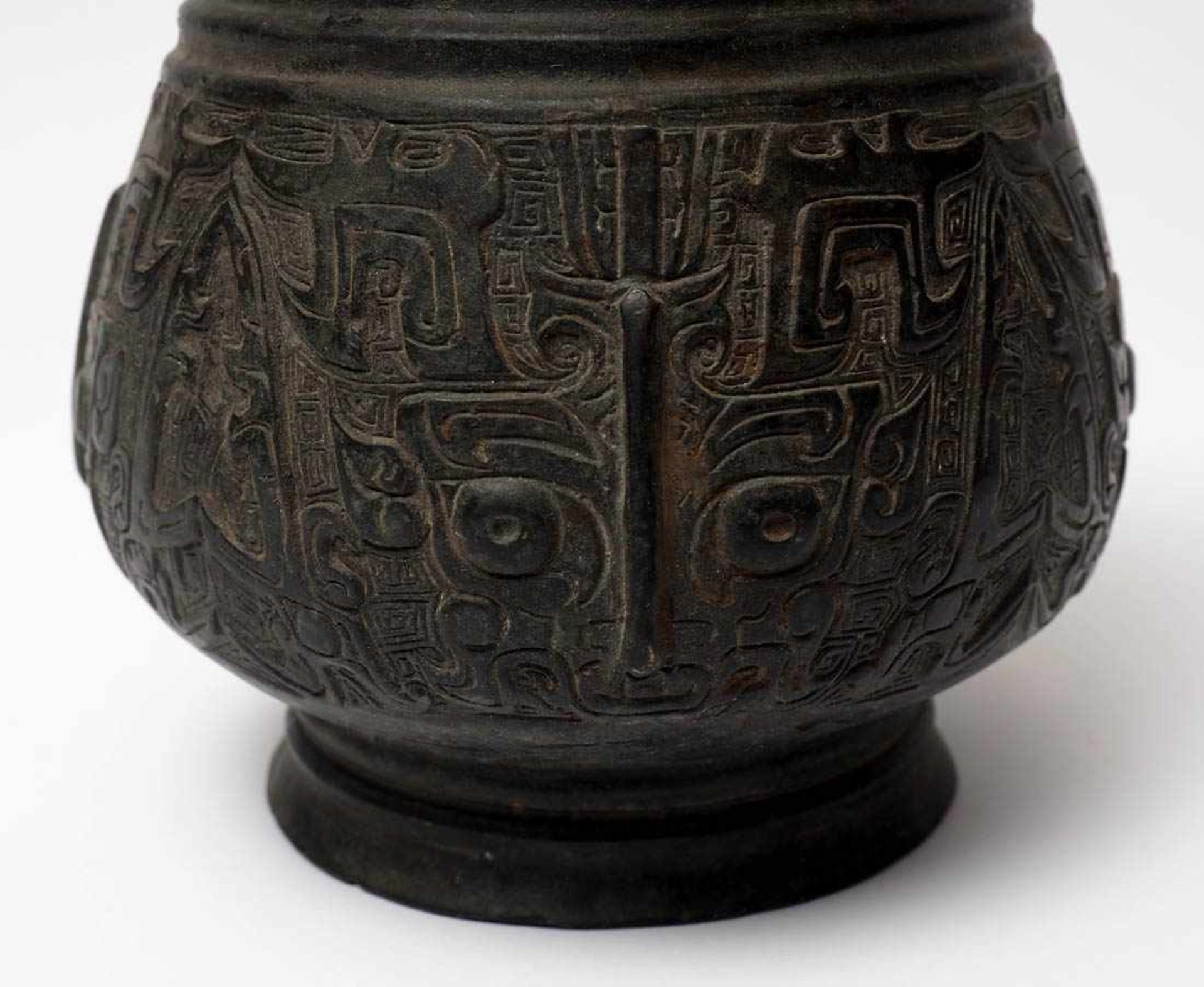 Bronzegefäß, China, 19.Jhdt. Auf rundem Standring mit Zierringen kugeliger Korpus mit - Bild 5 aus 5