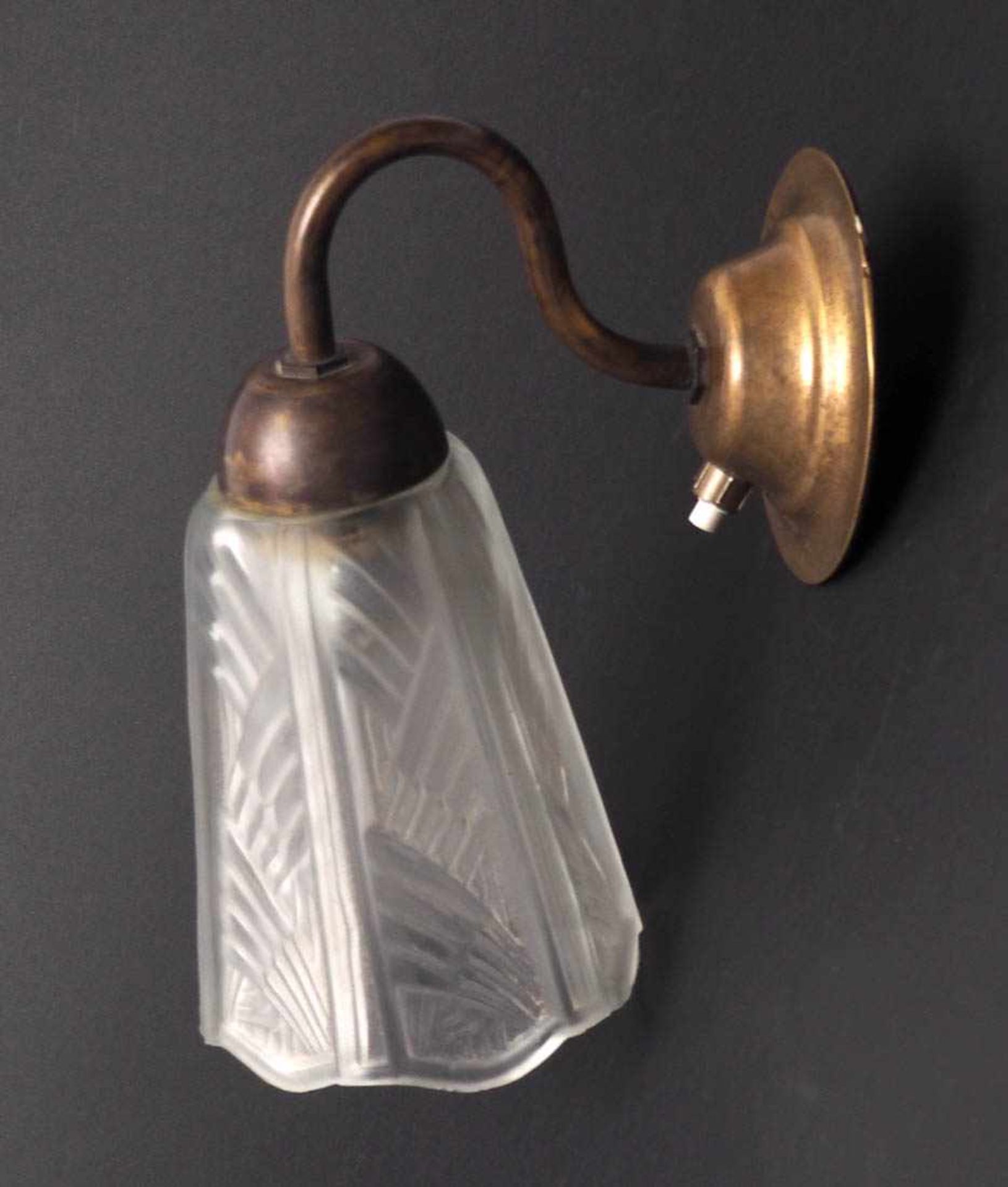 Wandlampe, 30er Jahre Runde Wandhalterung aus Messing, gebogter Arm. Sechskantige Glocke aus