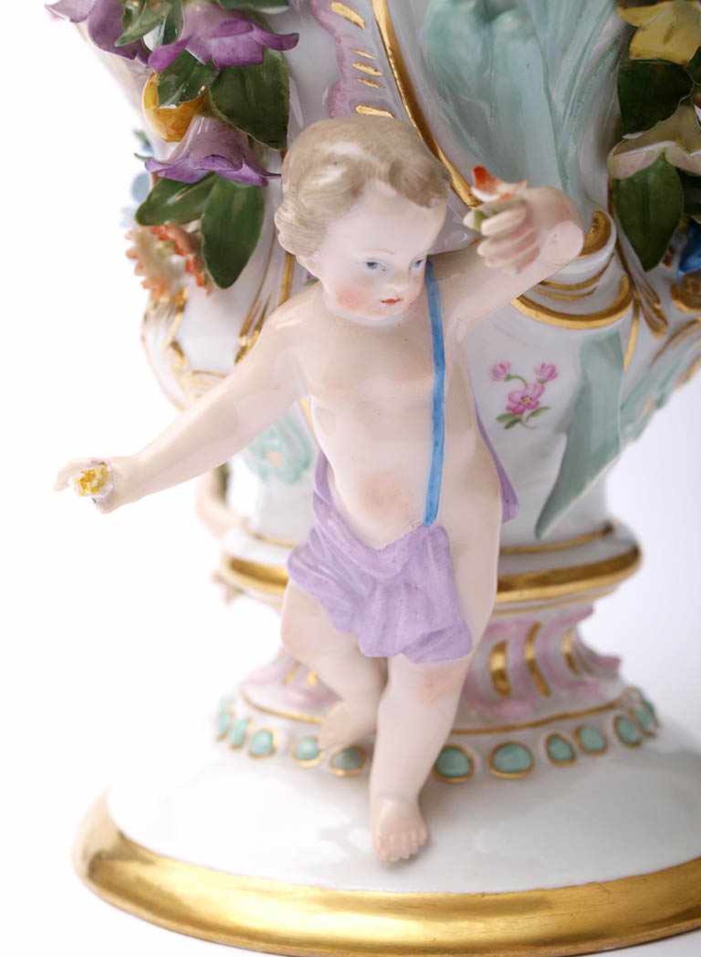 Potpourri-Vase, Meissen, 19.Jhdt. Auf reliefiertem, kegelförmigem Sockel kürbisförmiger Korpus, - Bild 6 aus 8
