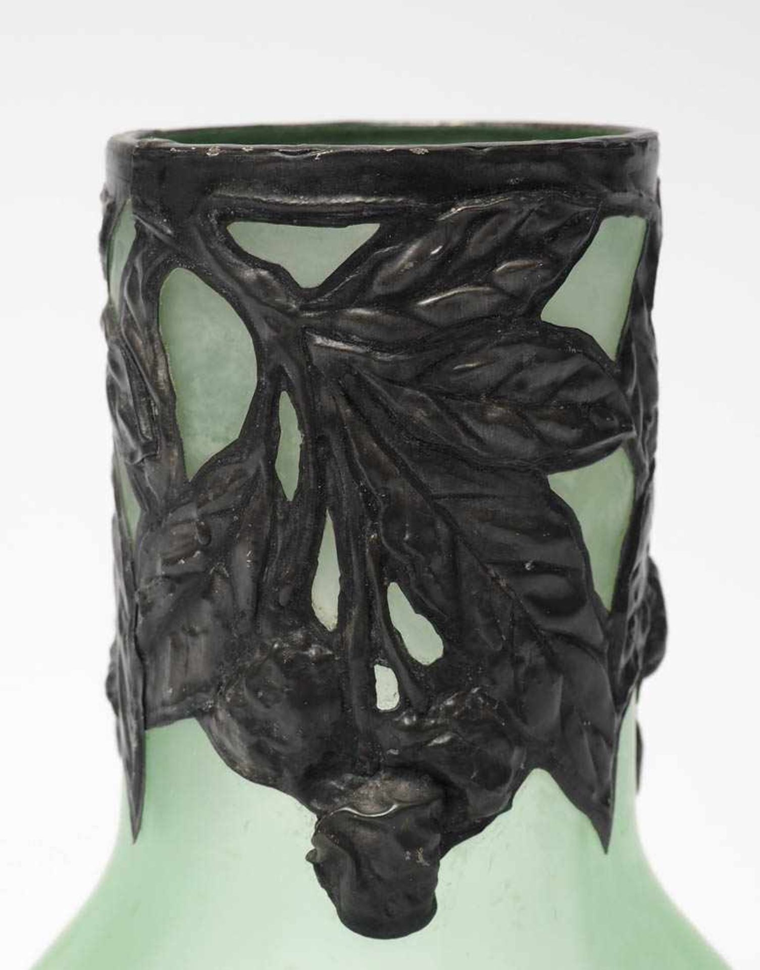 Vase, Frankreich, um 1910 Bauchiger Korpus mit breitem Hals aus geeistem, hellgrünem Glas. Hals - Bild 2 aus 2