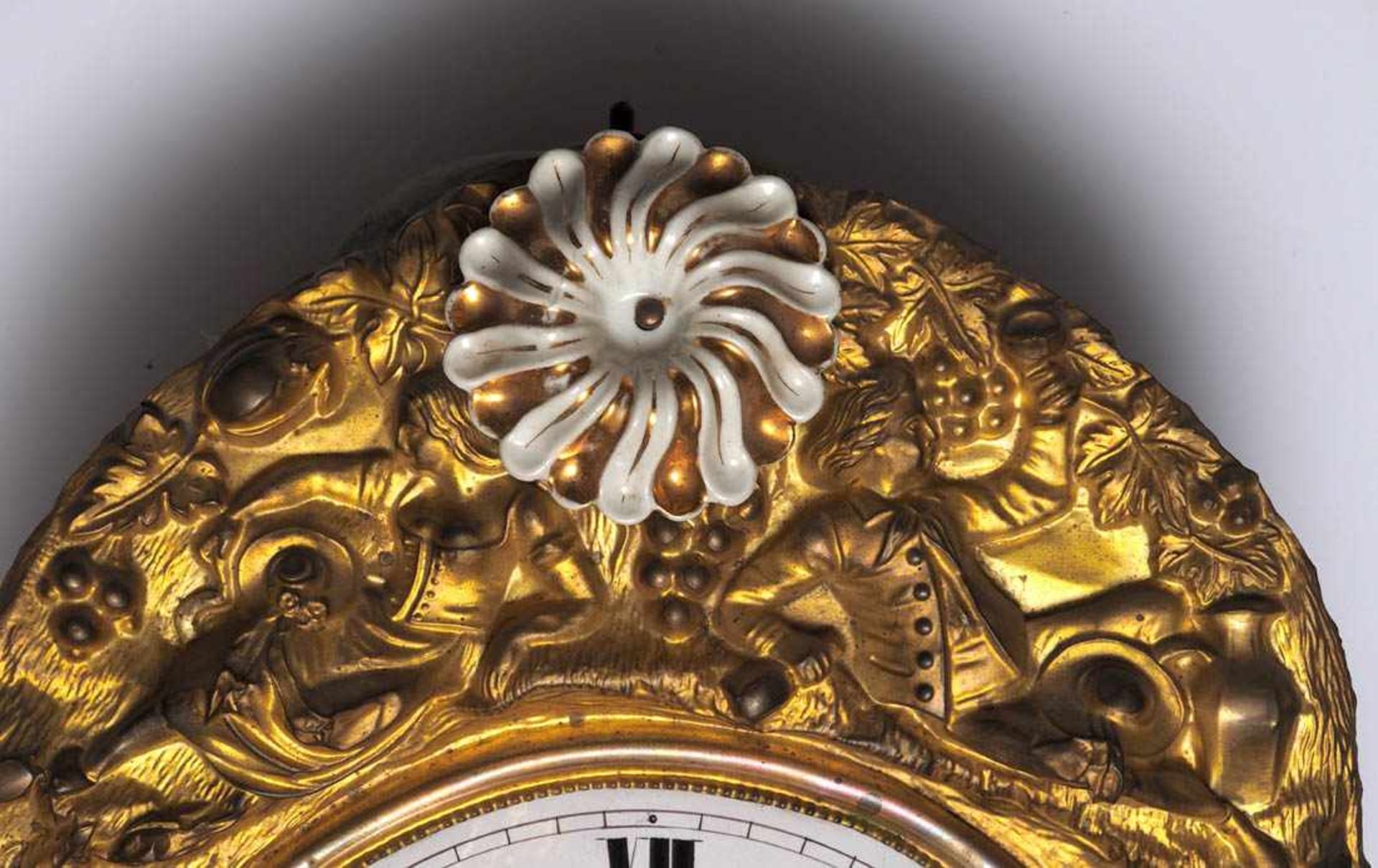 Comtoise-Uhr, 2. Hälfte 19.Jhdt. Metallgespindeltes Werk mit Schlag auf Glocke. Ovale Blende aus - Bild 3 aus 8