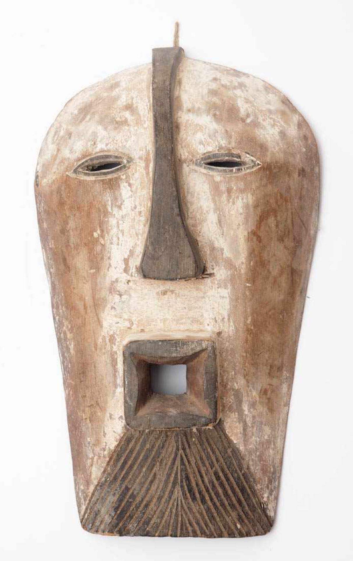 "Kifebe"-Maske, Songe, Demokratische Republik Kongo Stilisiertes Gesicht. Partiell gekalktes Holz.