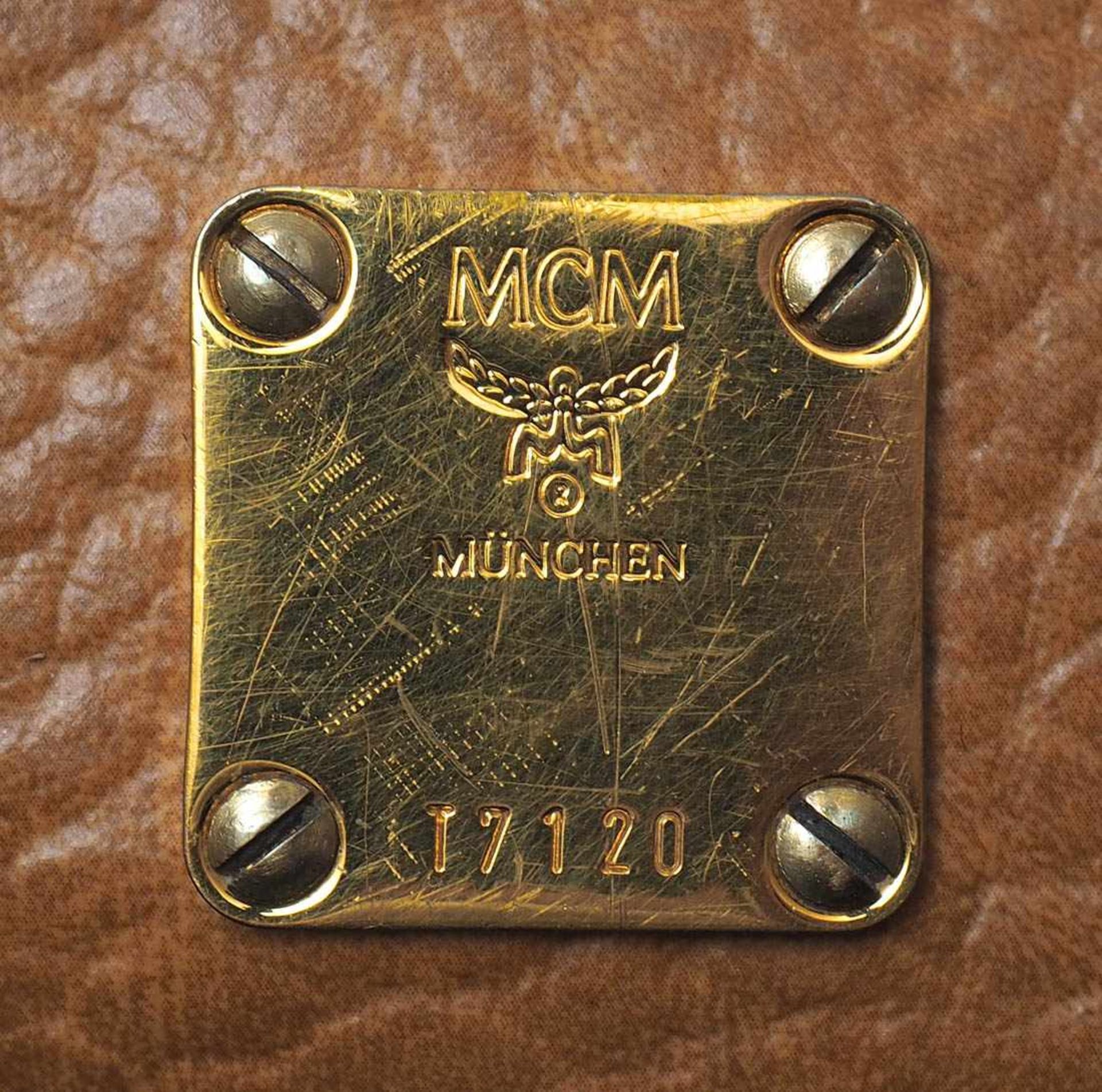Handtasche, MCM Helles Leder, Beschläge aus vergoldetem Metall. Numeriert 17120. 25x31cm. Mit - Bild 7 aus 8