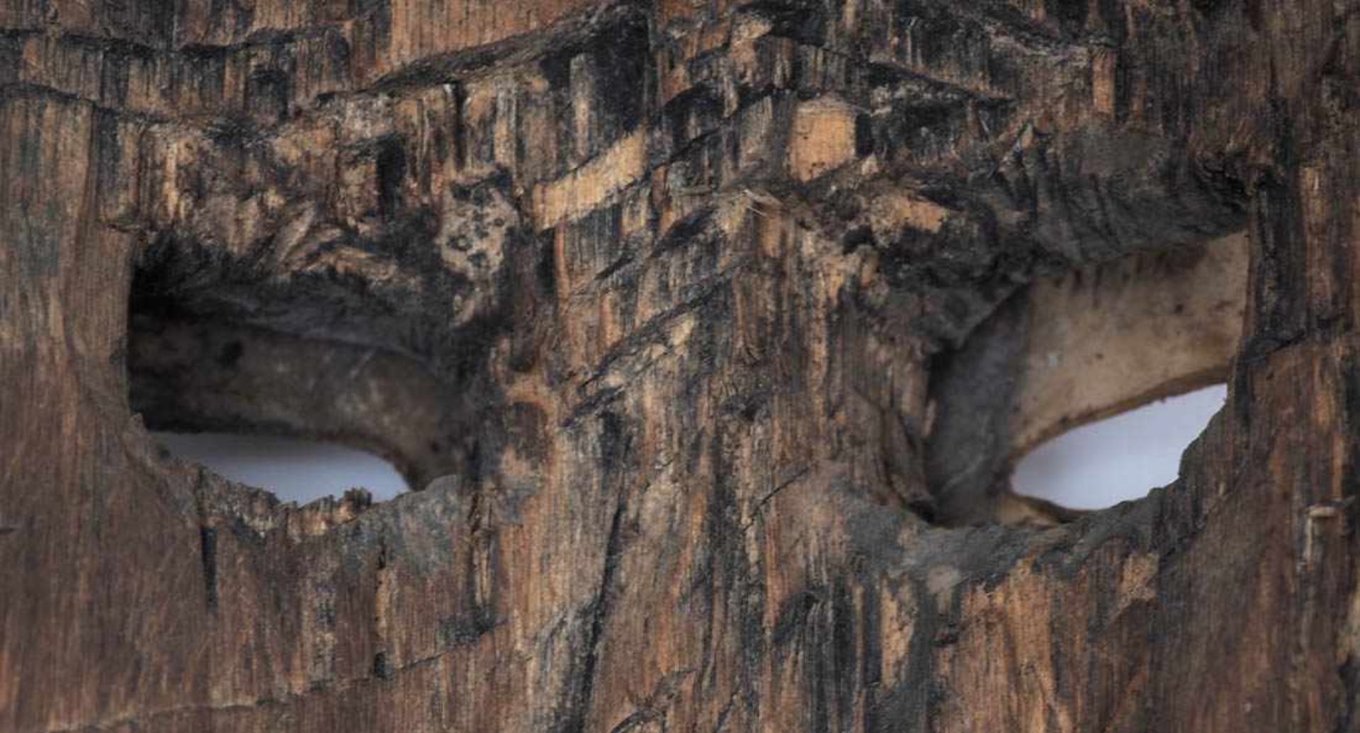 Maske, Afrika Geschnitztes Holz, mit Haut überzogen. Haare, Wimpern und Inneres des Mundes mit - Bild 6 aus 6