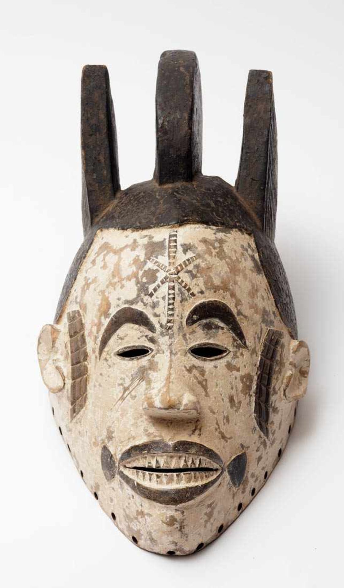 Maske, Ibo, Nigeria Maske des "Mmwo"-Geheimbundes. Geschnitztes, schwarz und weiß eingefärbtes Holz.