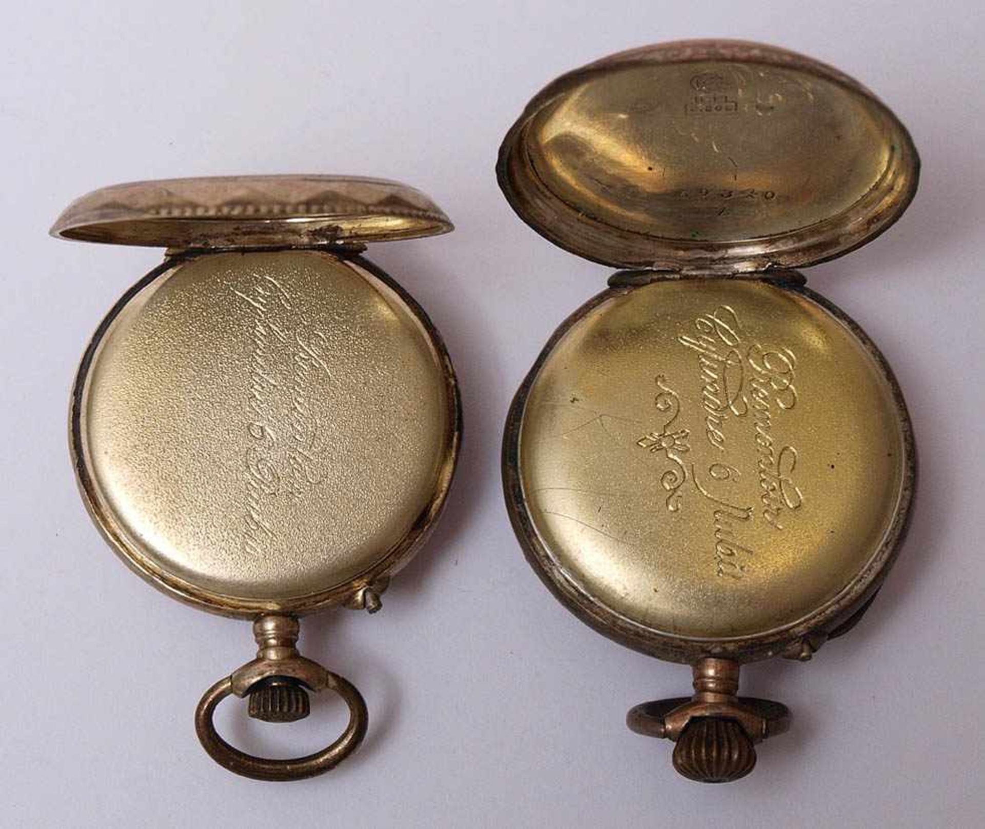 Zwei Damentaschenuhren Rundes Gehäuse aus Silber 800 mit reliefiertem Rand, guillochierter - Bild 3 aus 3
