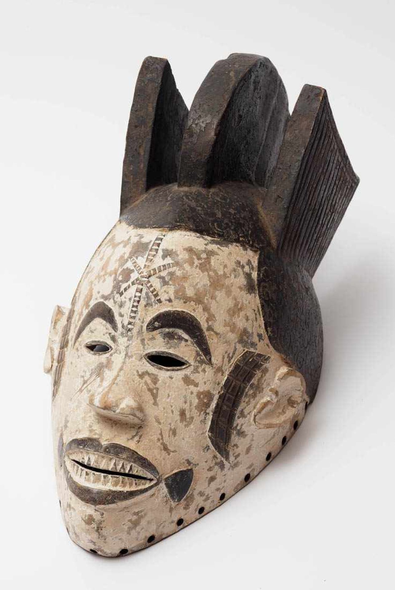 Maske, Ibo, Nigeria Maske des "Mmwo"-Geheimbundes. Geschnitztes, schwarz und weiß eingefärbtes Holz. - Bild 2 aus 4